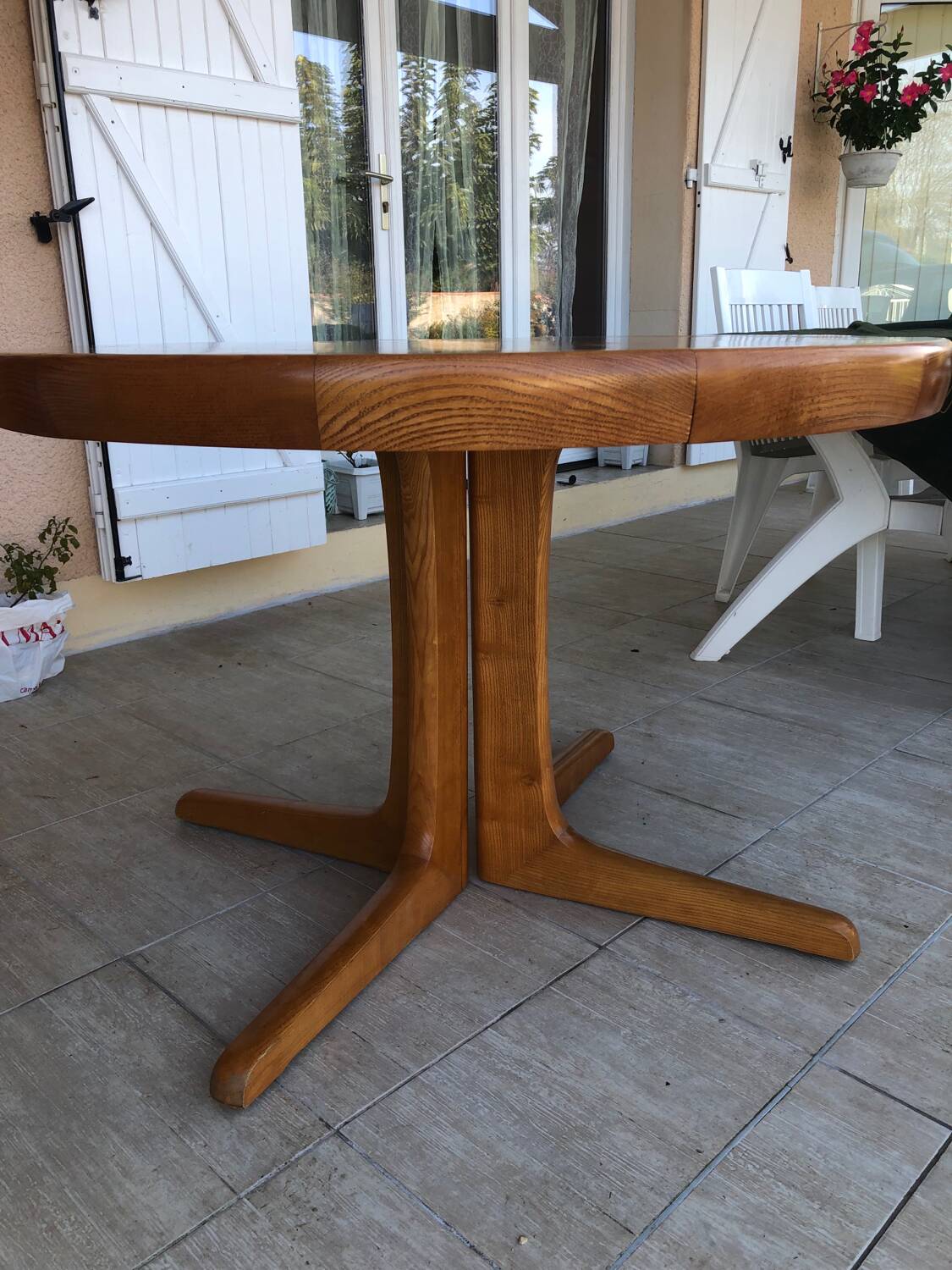 Baumann extendable round table