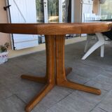 Baumann extendable round table