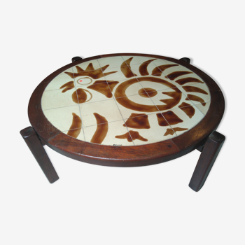 Table basse vintage en céramique et bois motif coq signée Raynaud
