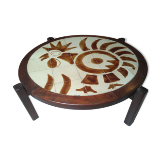 Table basse vintage en céramique et bois motif coq signée Raynaud