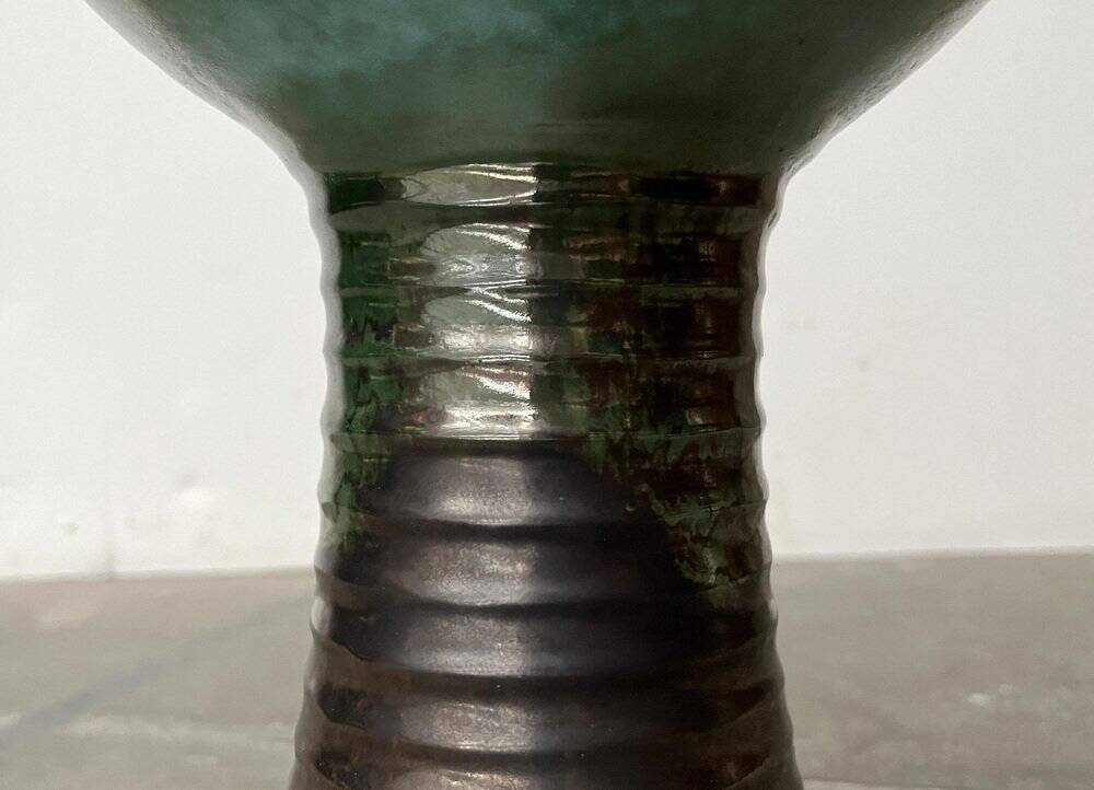 Brutalist studio pottery vase in East German style from the mid-century by Kerstin & Ralf Unterstab for Kunsttöpferei Unterstab KTU, 1960s.