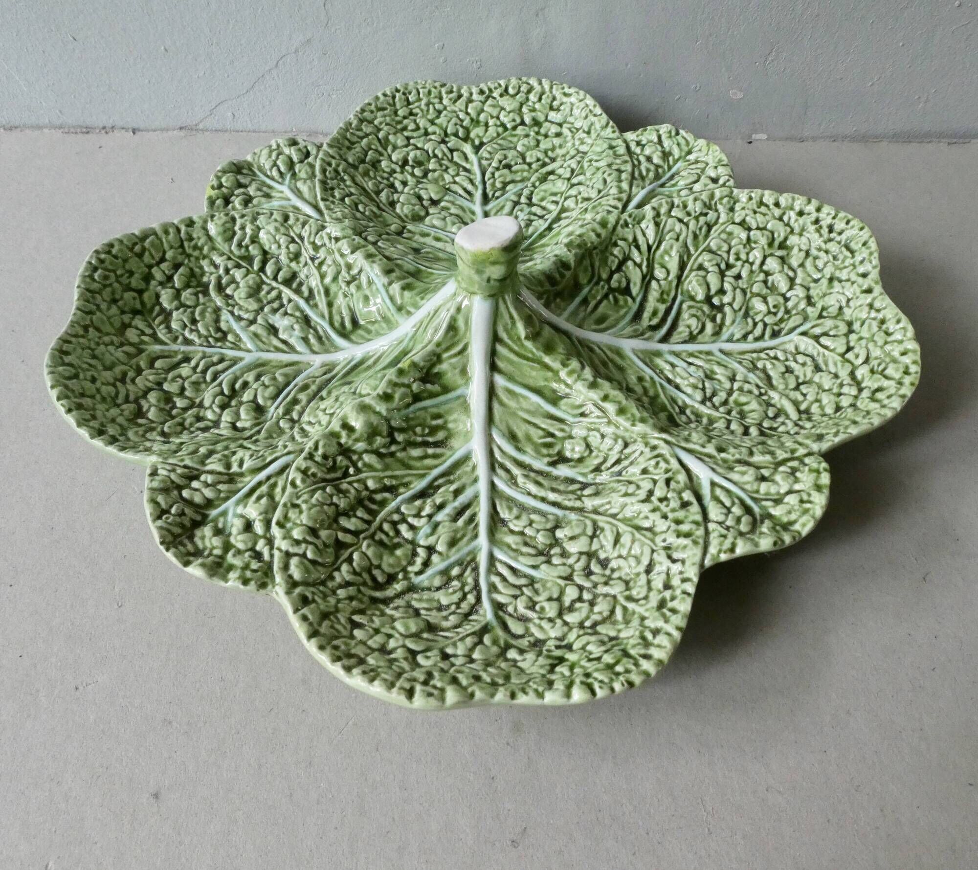Four-wheeled cup in dabbling, cabbage leaves, Bordallo Pinheiro