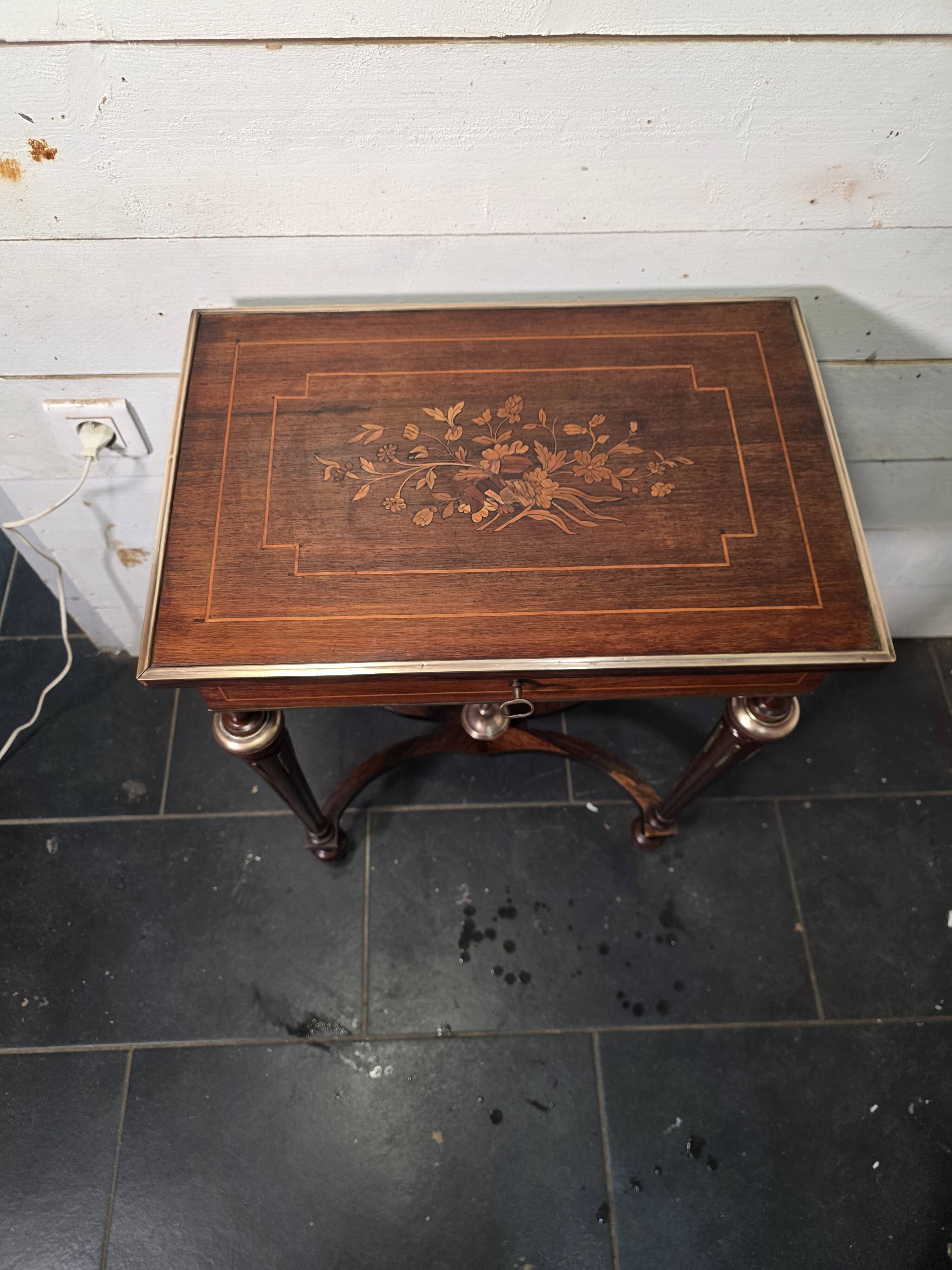 Napoleon III hairdresser in walnut and brass marquetry from the 19th century.