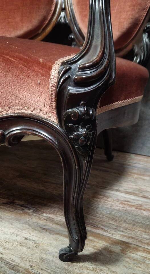 Very large Louis XV style mahogany banquette with medallions from the 19th century.