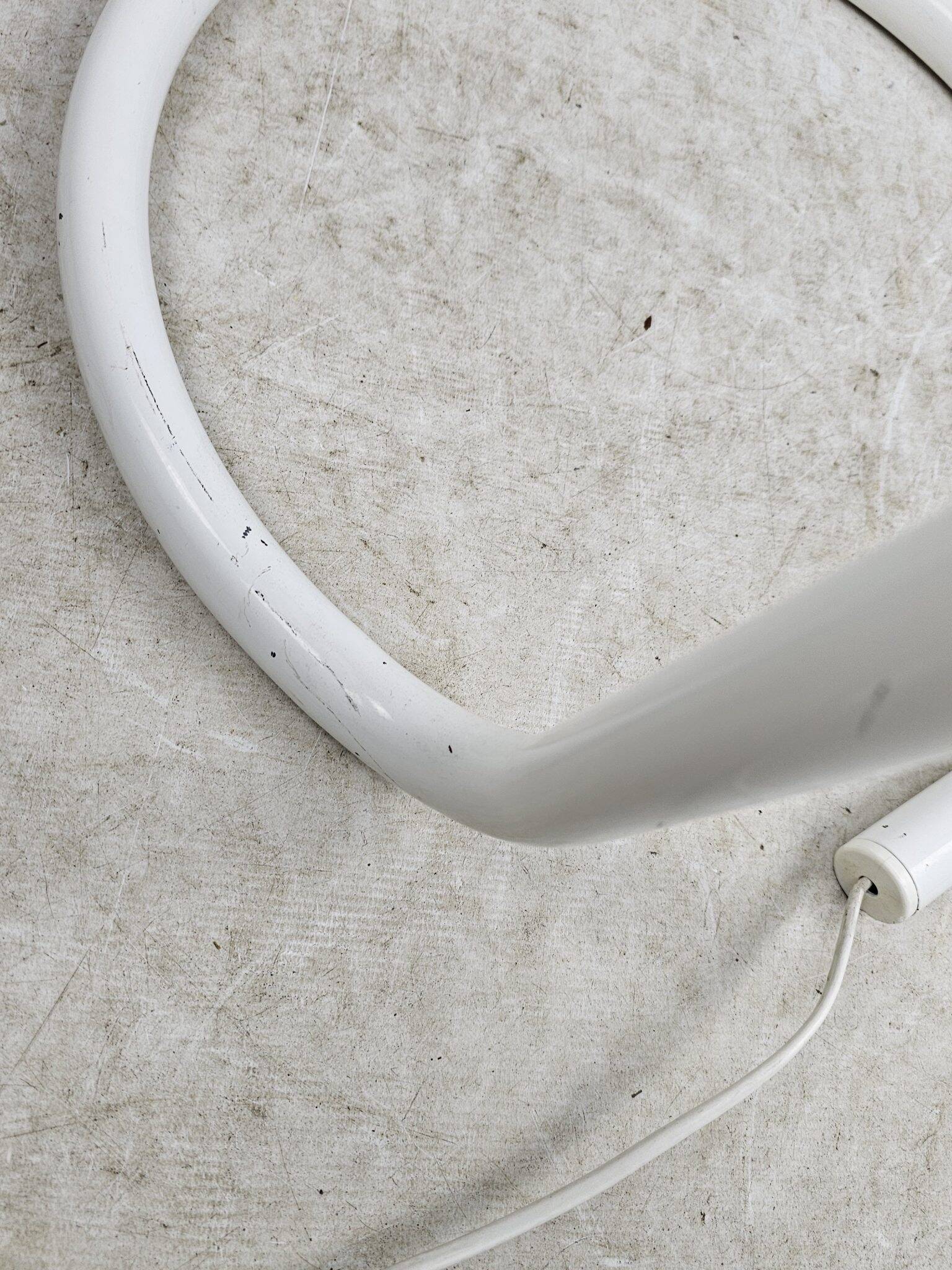 Lampadaire en métal blanc et plastique style futuriste