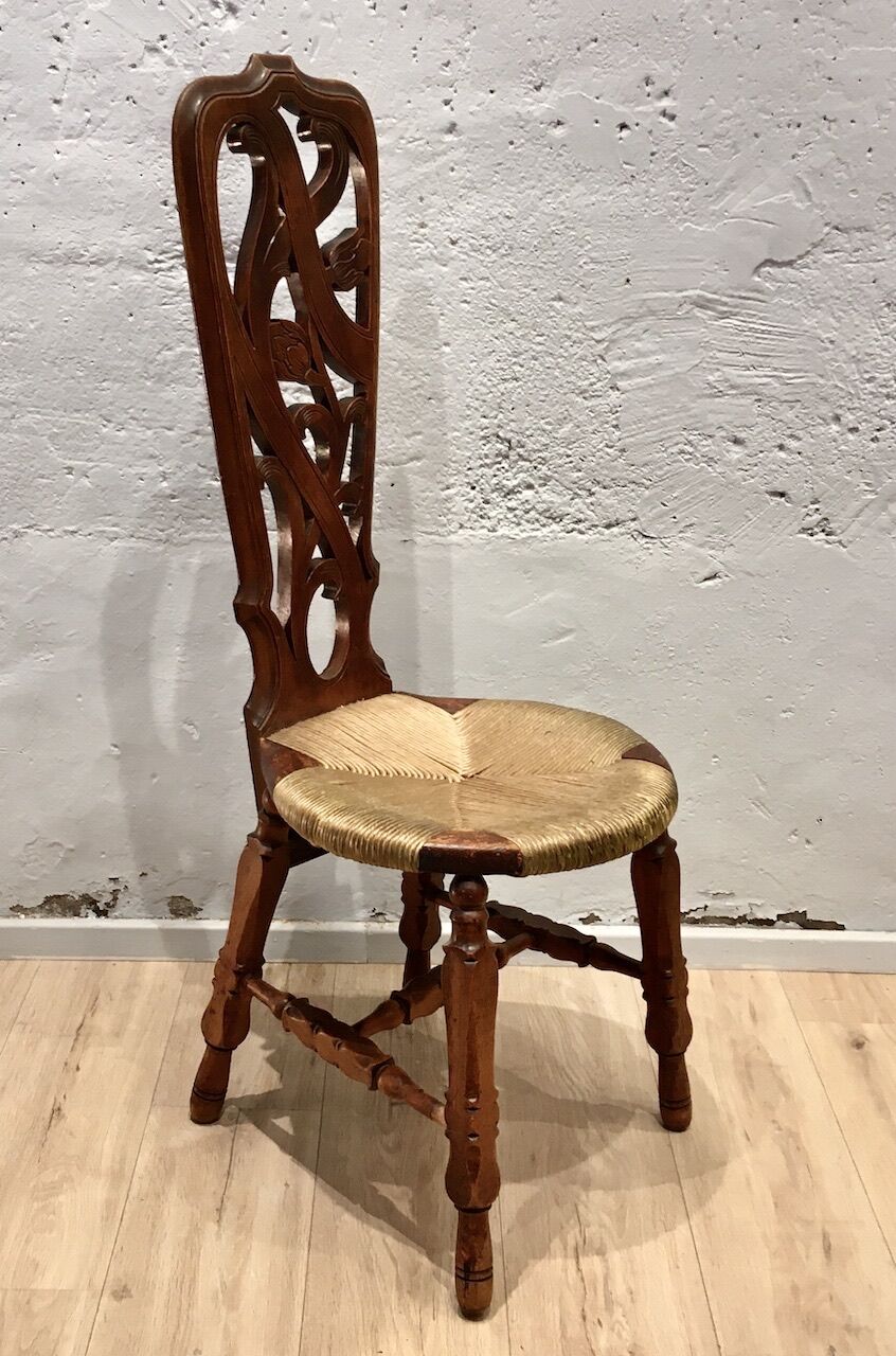 Chaise art nouveau en noyer sculpté
