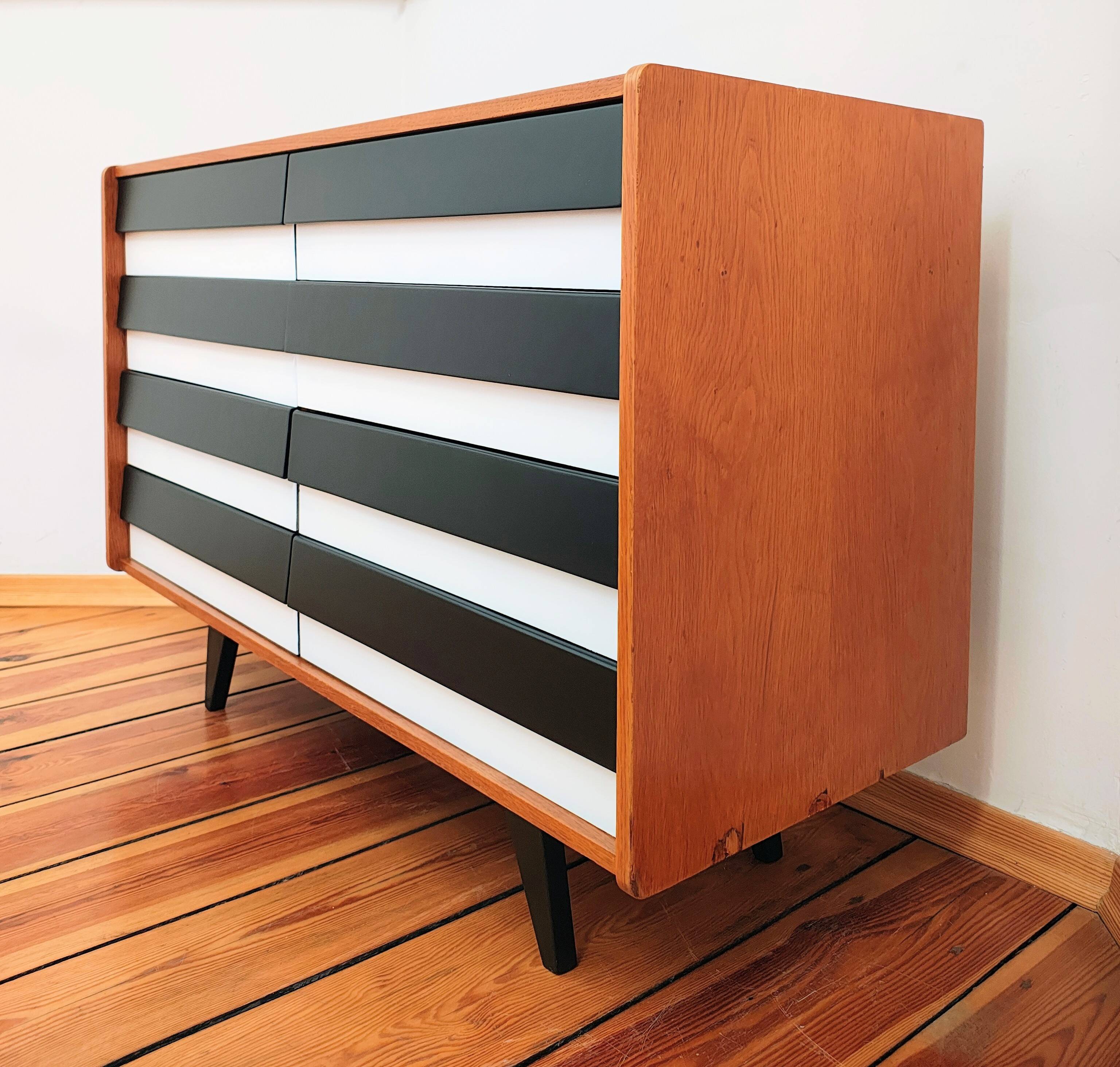Commode tchécoslovaque par Jiří Jiroutek pour Cesky Nabytek, années 1960.