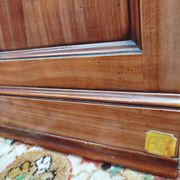 Vitrine étroite de présentation en merisier