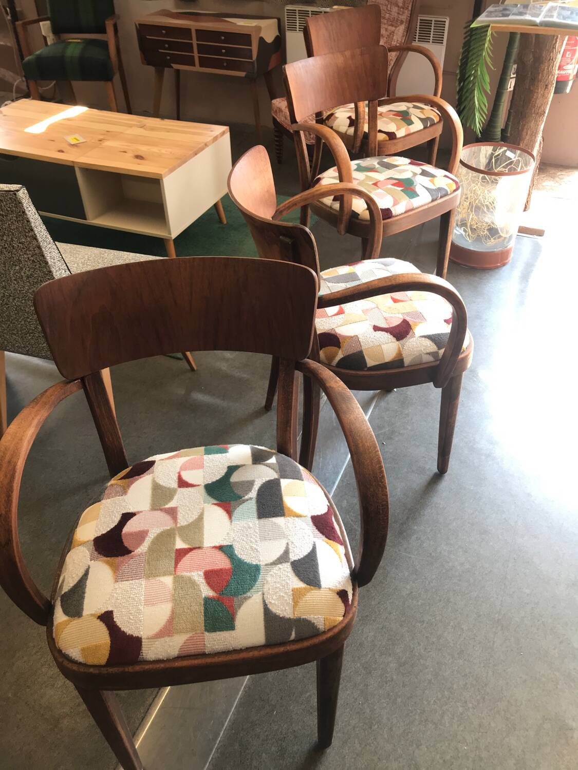 Thonet chair with armrests in perfect condition.