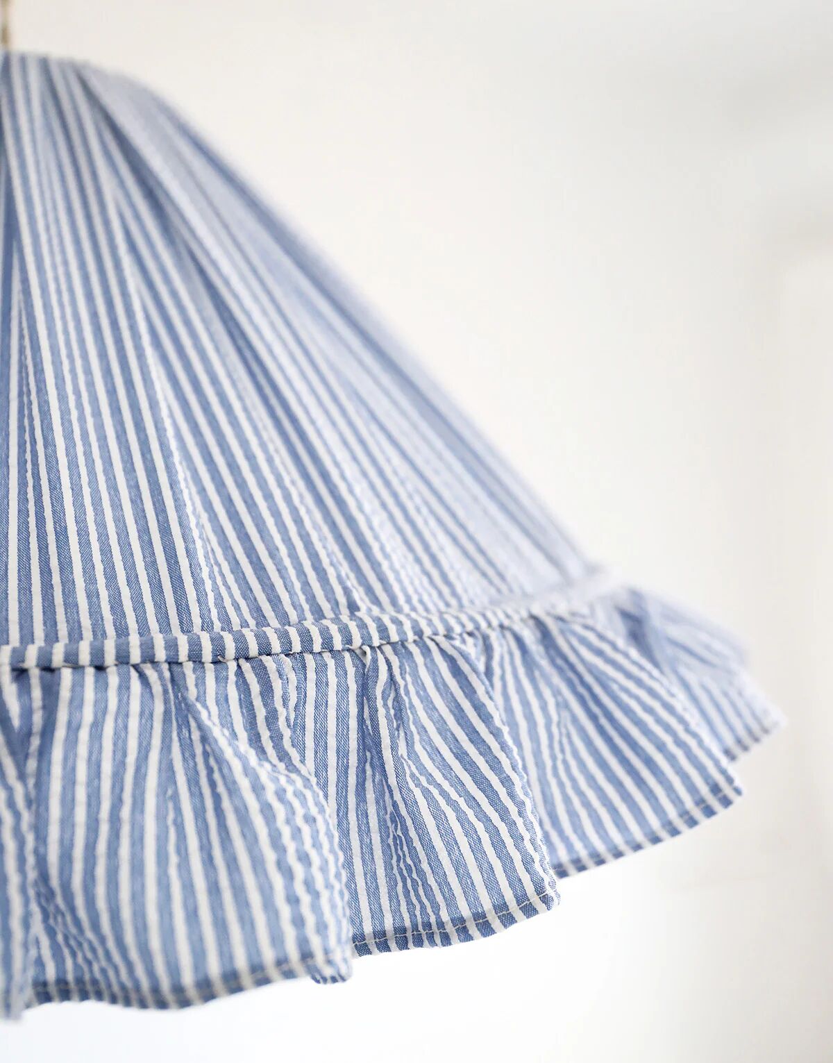 Conical suspension with fine stripes and Emilia "marina" shade.