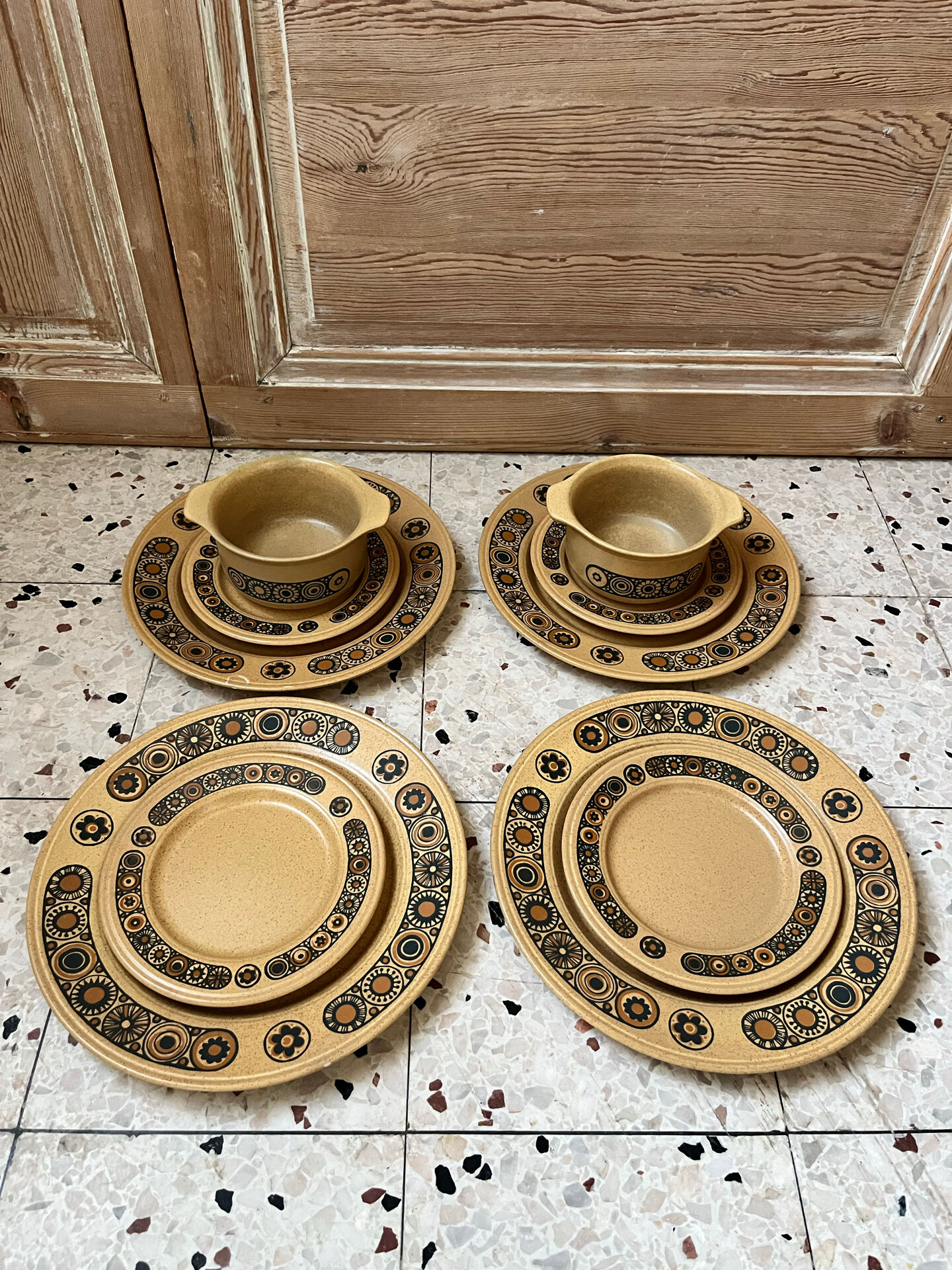 Série de 8 assiettes et 2 bols