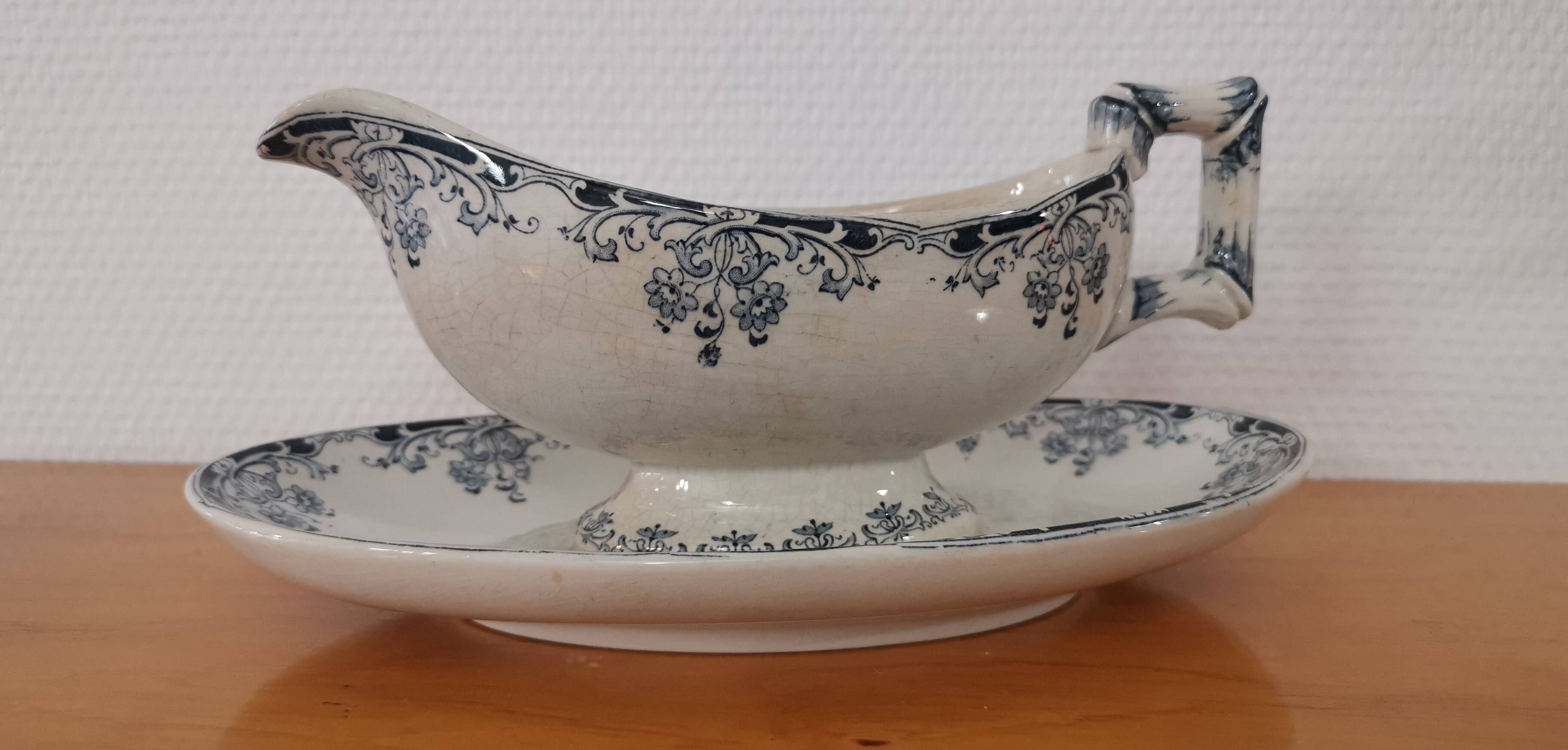 Gravy boat on foot in blue/green iron clay model "Mignon", H & Cie Sarreguemines