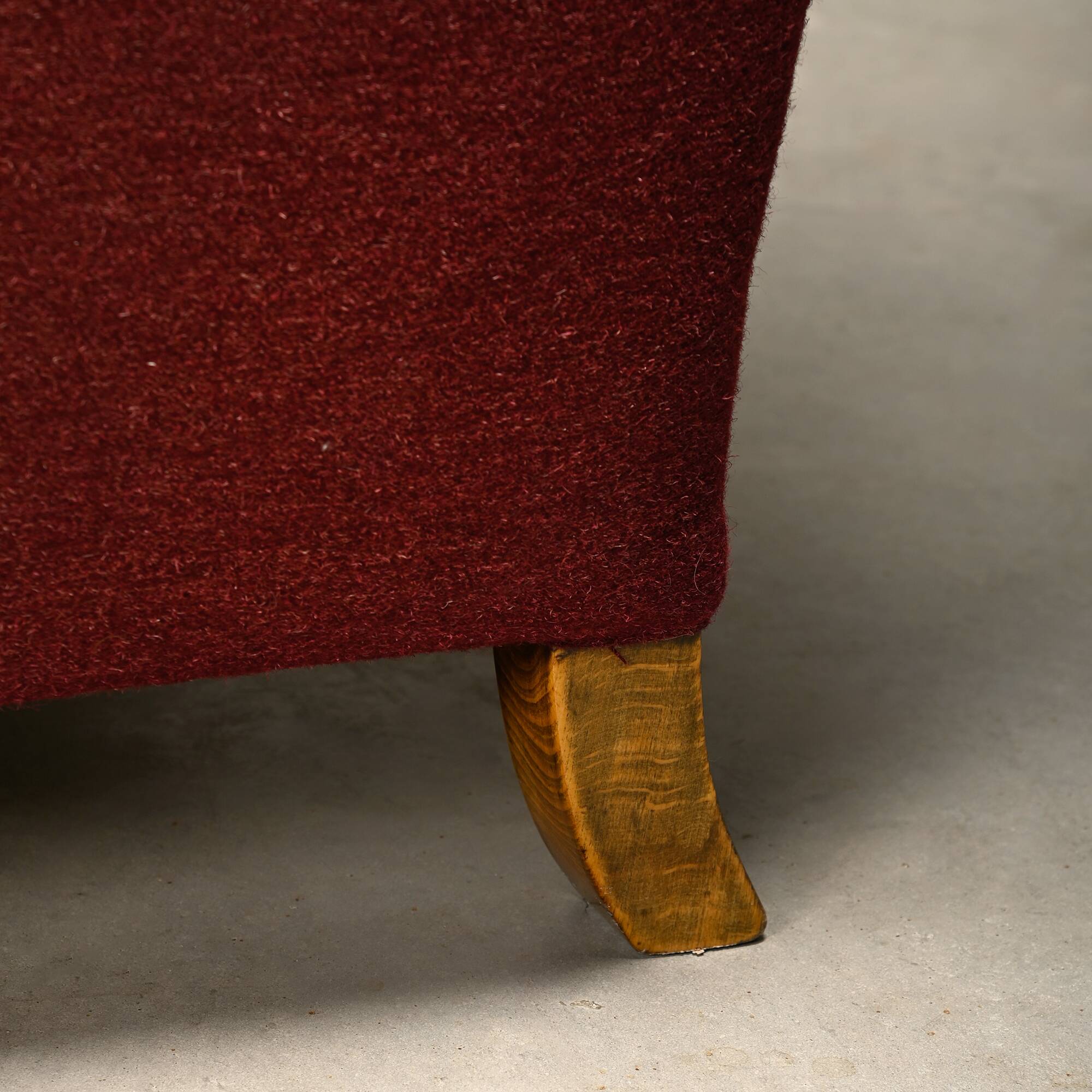 Paire de fauteuils Art déco d'ébéniste danois, revêtus de tissu de laine bordeaux