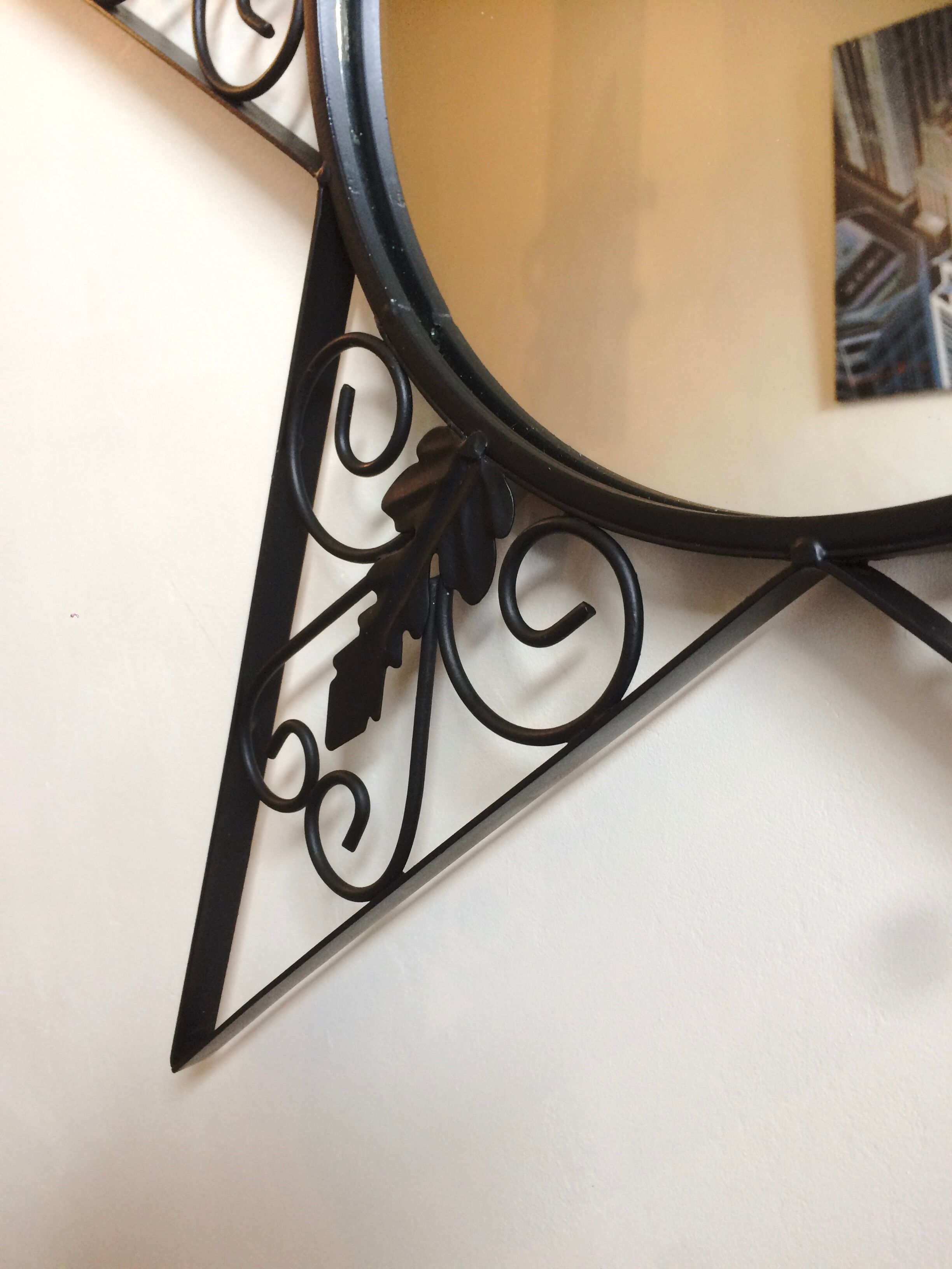 Star-shaped wrought iron round mirror