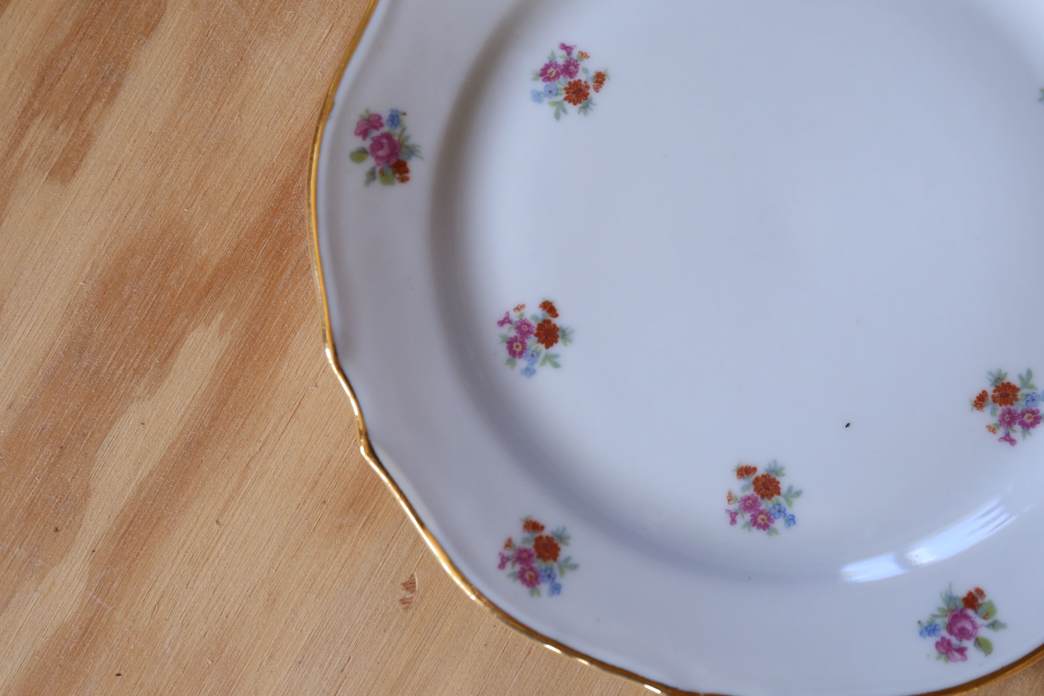 4 small vintage floral plates made of French porcelain