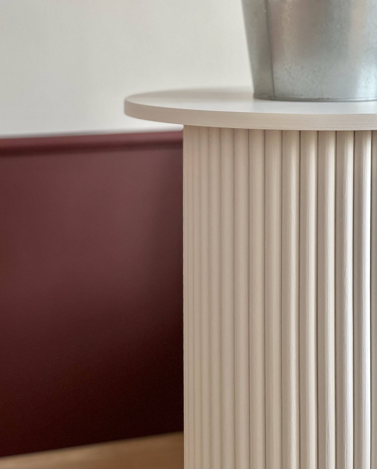 round and fluted bedside table in white