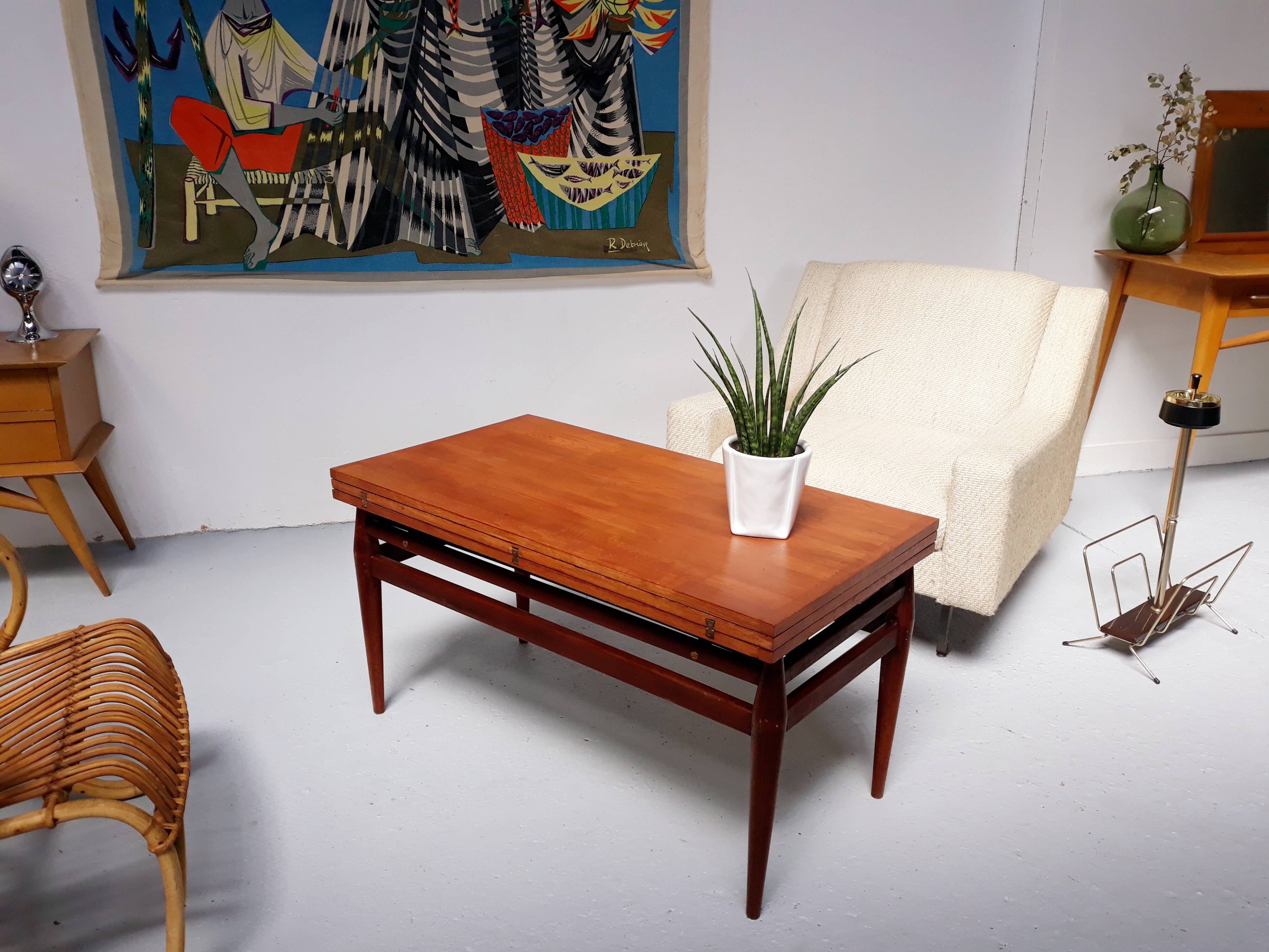 Flexible scandinavian vintage coffee table