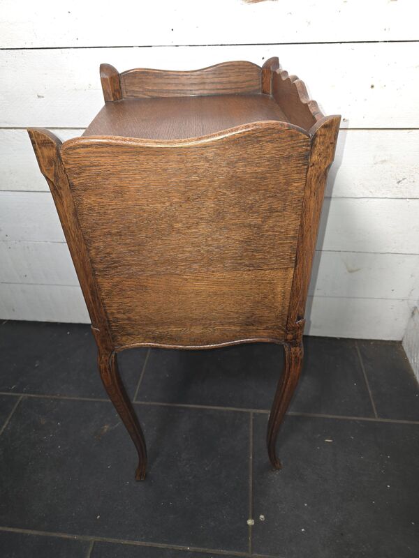 Table de chevet style Louis XV en chêne avec un tiroir