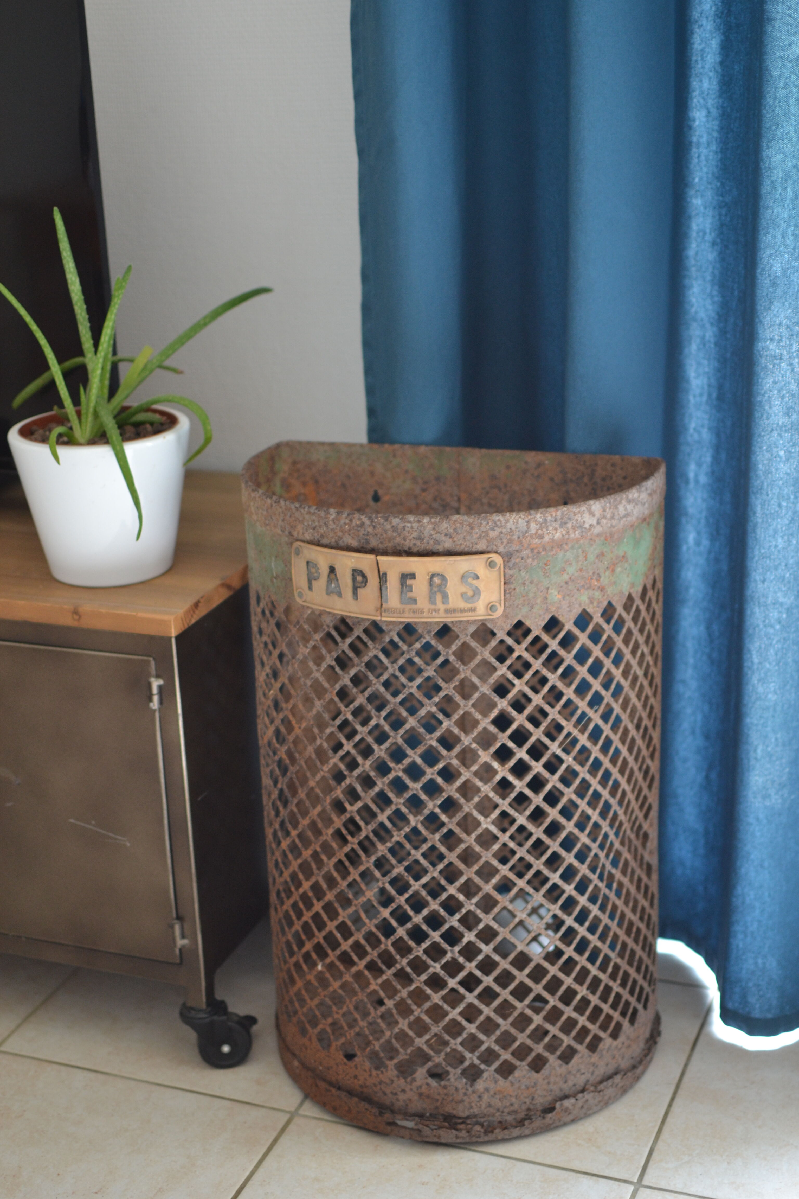 Old paper bin on rue Montrouge