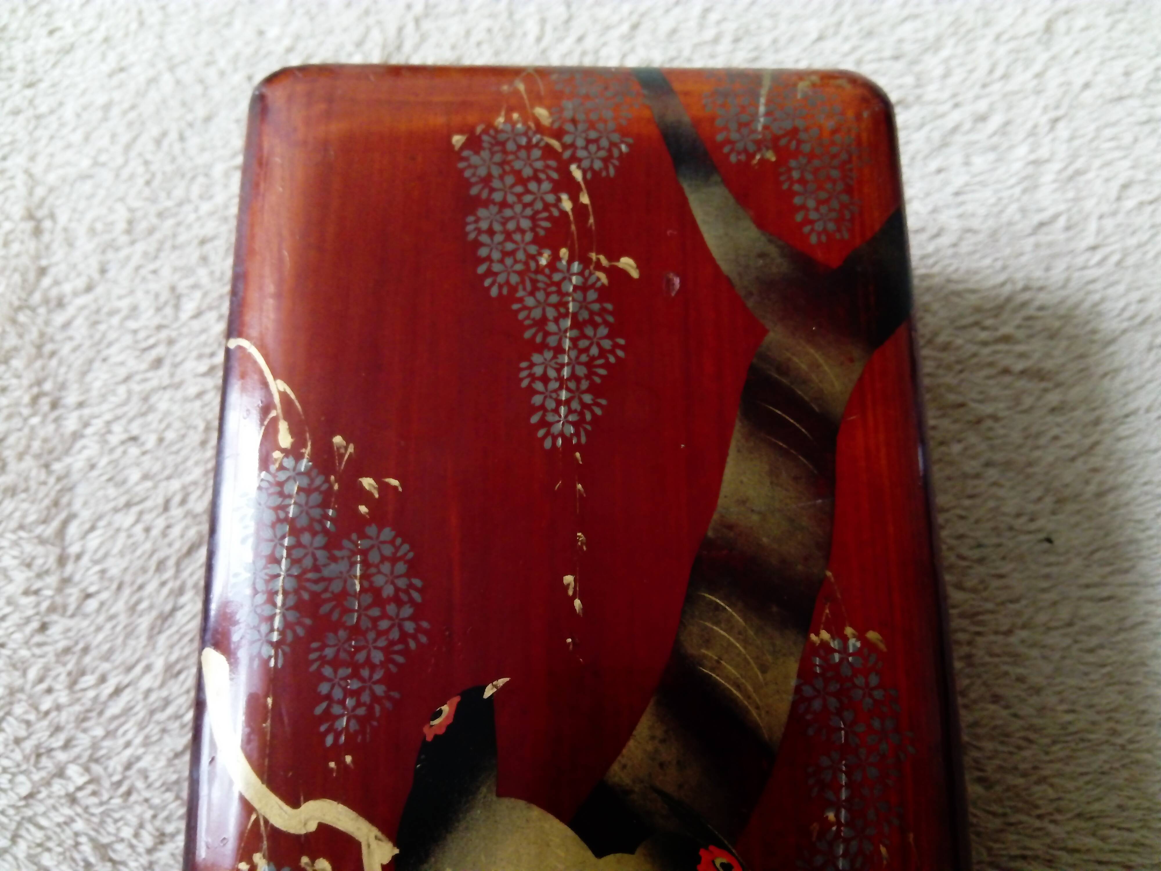 Glove box in lacquered wood decorated with 2 birds under wisteria