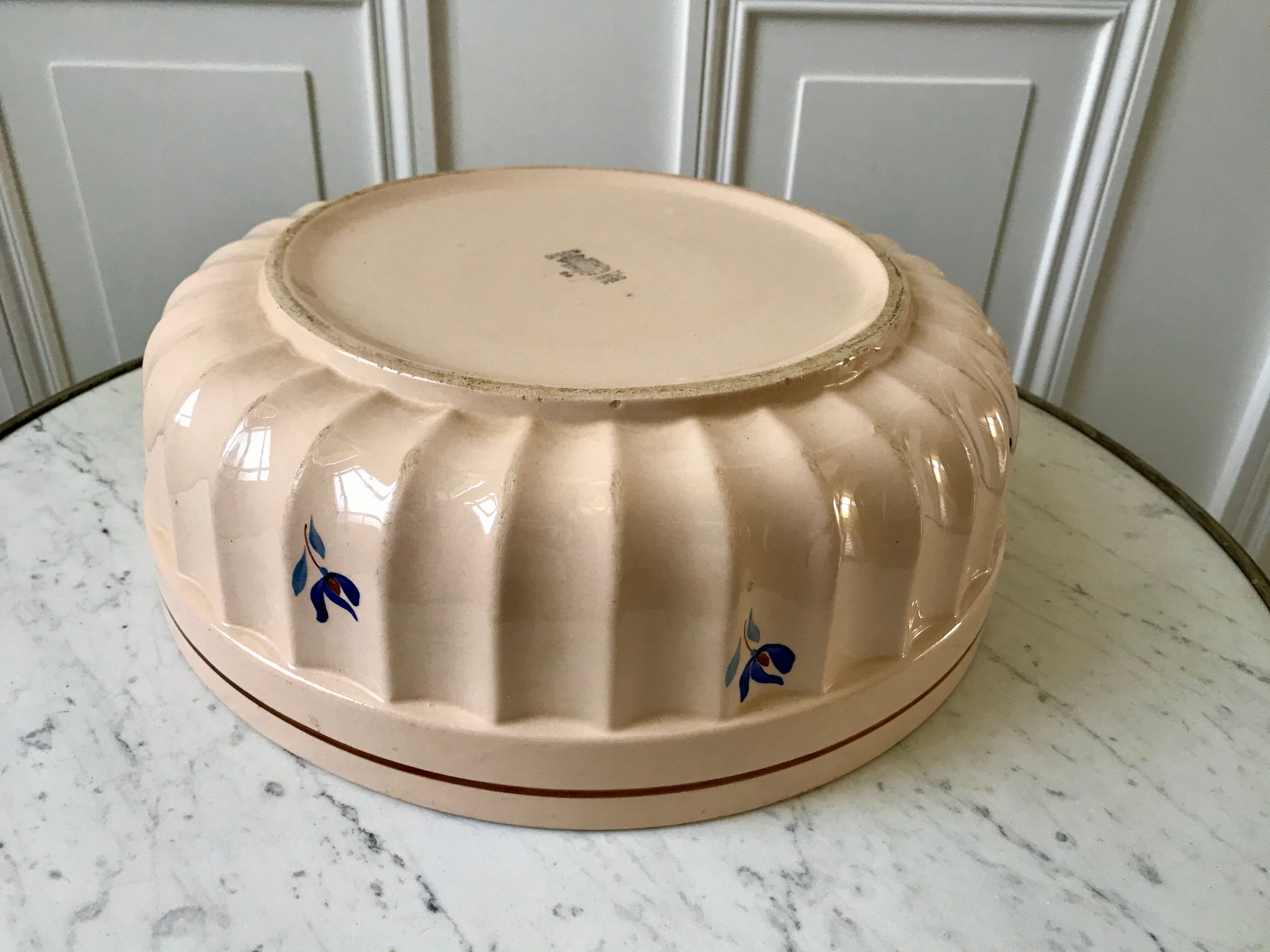 large Digoin Sarreguemines salad bowl worked from the 1930s