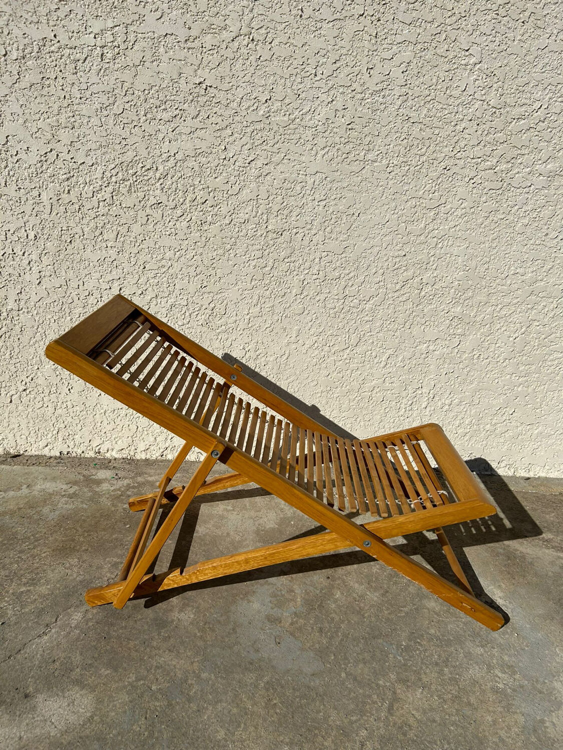 Solid wood folding deck chair