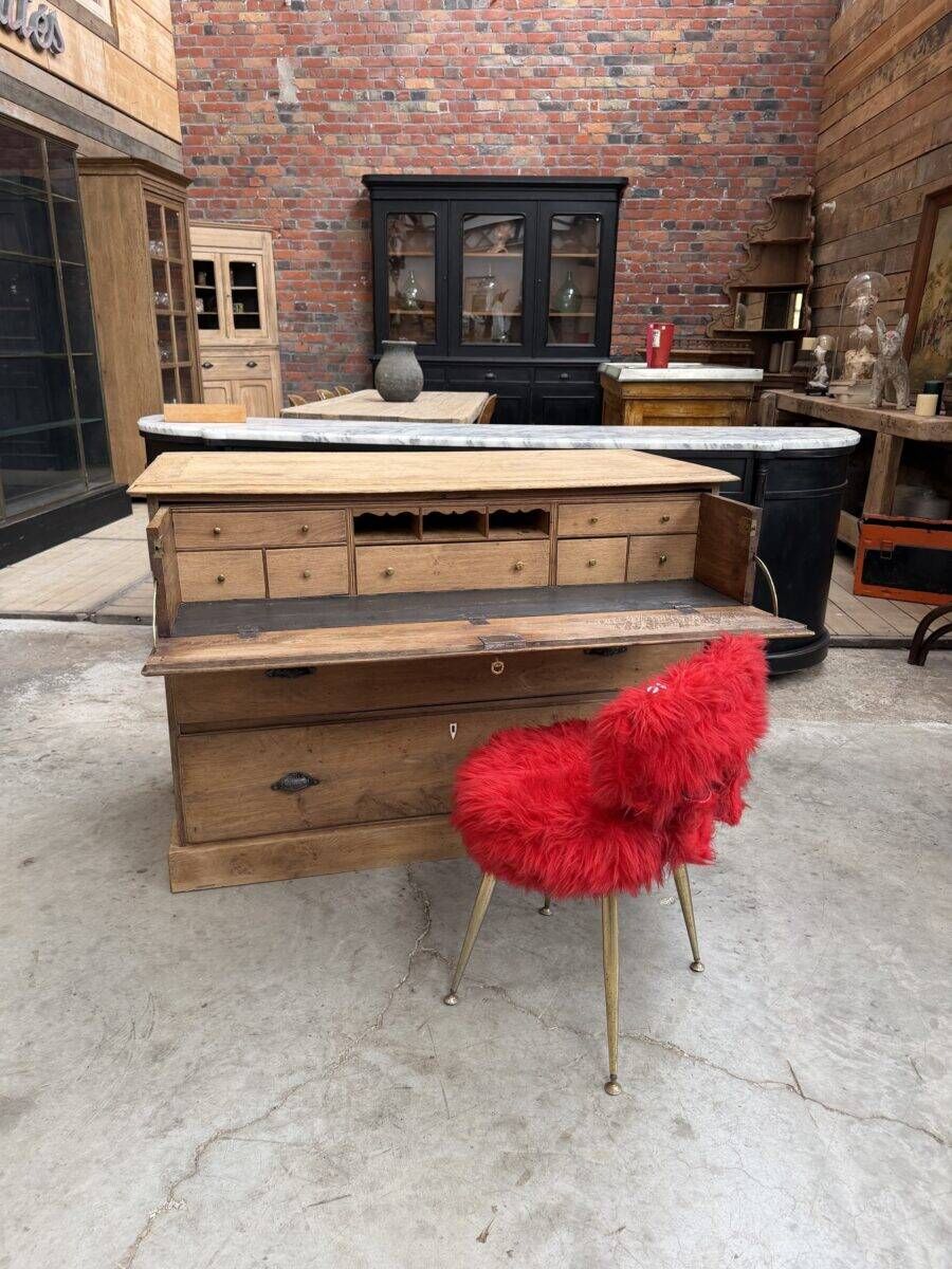 Oak chest of drawers from the early 20th century.