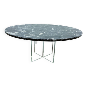 Table basse en pierre fossile sur base croisée en plexiglas, dans le style de Heinz Lilienthal