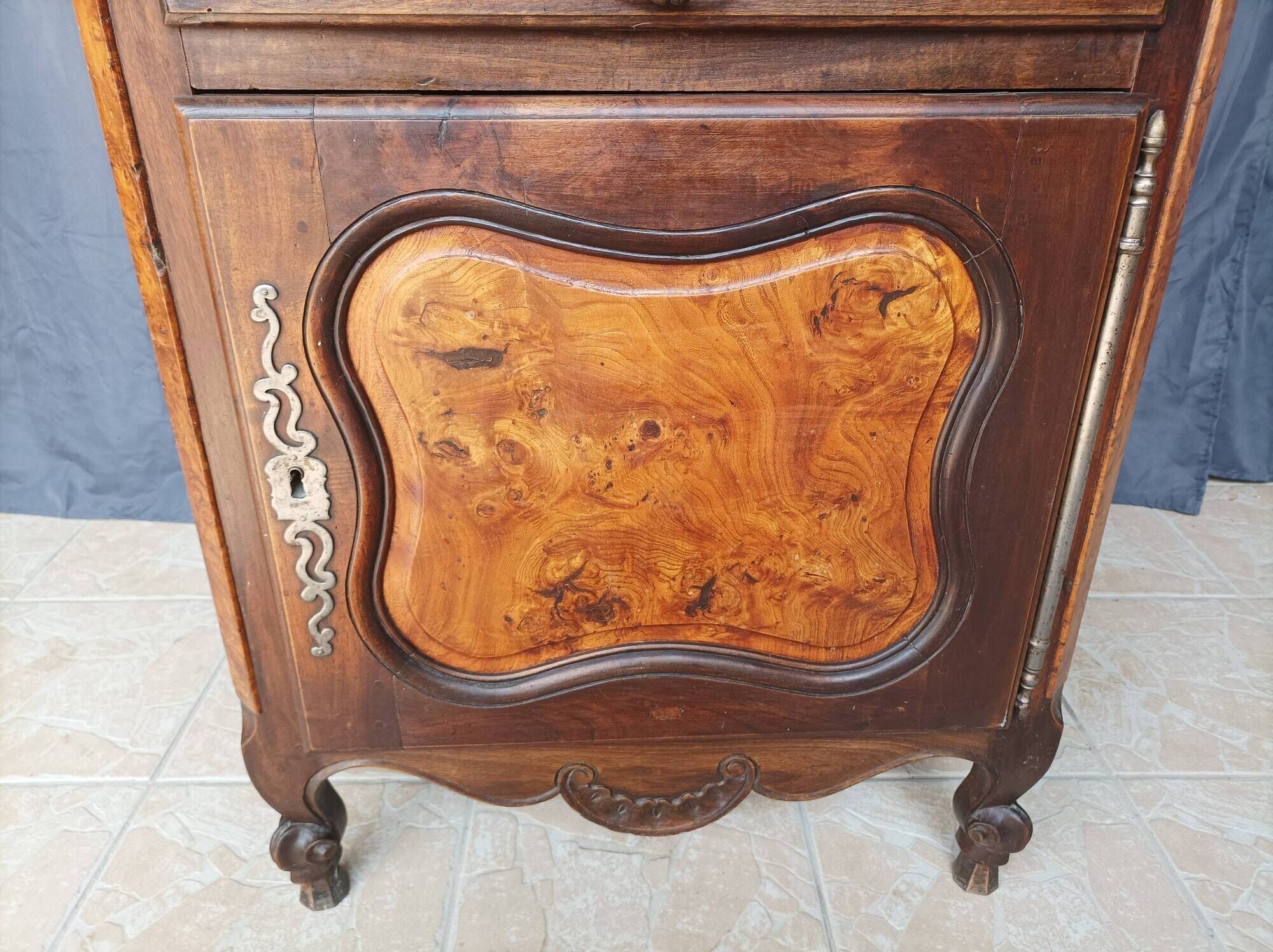 Standing man Louis XV in walnut and ash burl