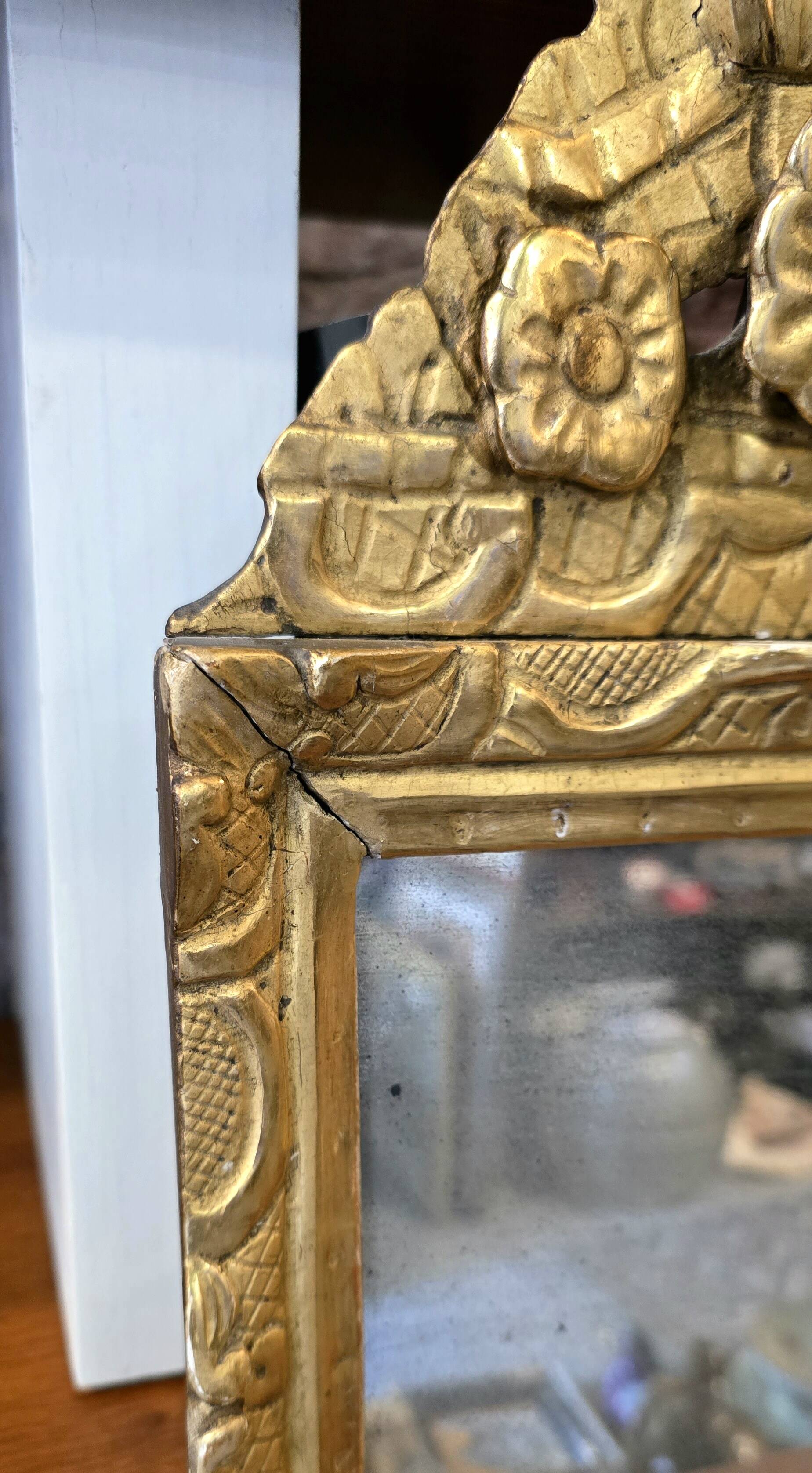 Small Louis XIV mirror in gilded carved wood from the early 18th century.