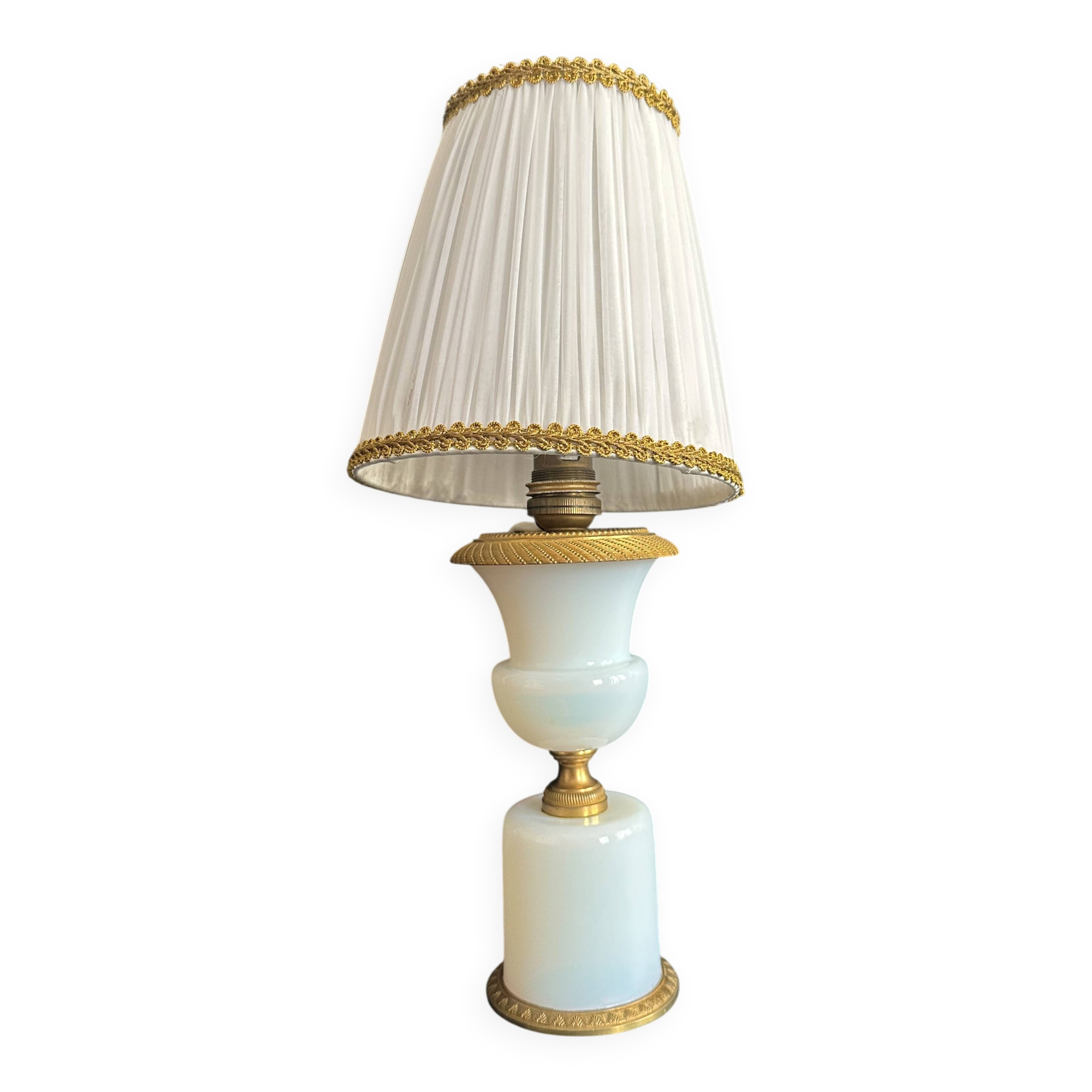 Lampe XIXe en opaline blanche et métal doré