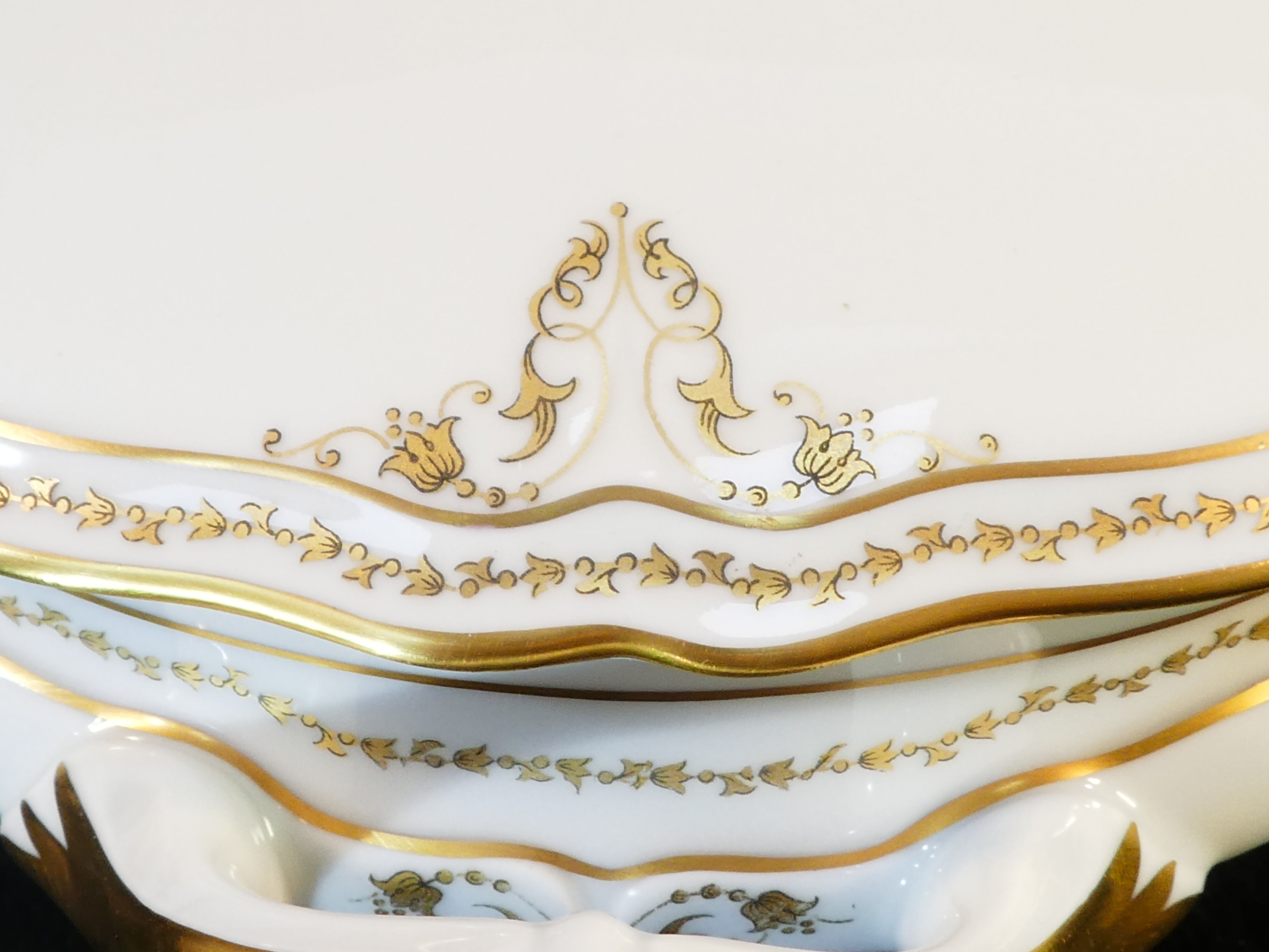 Soupière ronde en porcelaine de Limoges Giraud doré peint a la main