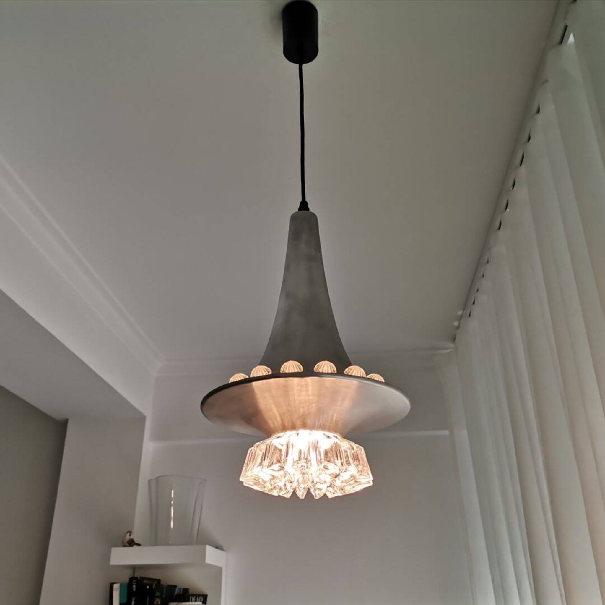 Grande lampe suspendue en aluminium contemporaine