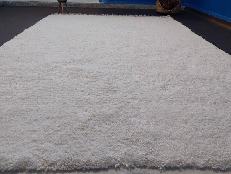 Handmade natural white Moroccan Berber rug size 1.5/2.5 m