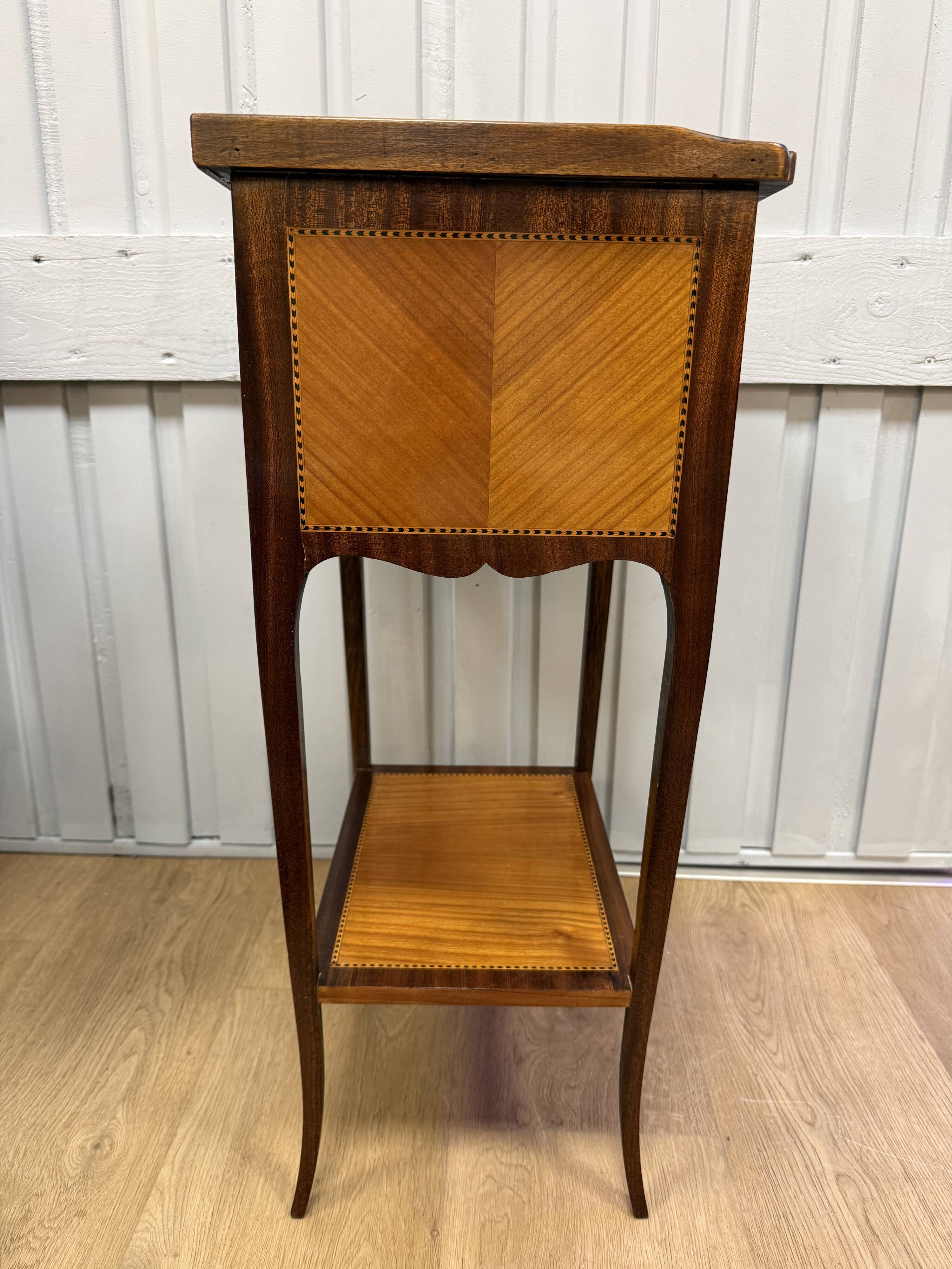 Petite table d appoint de style Louis XV