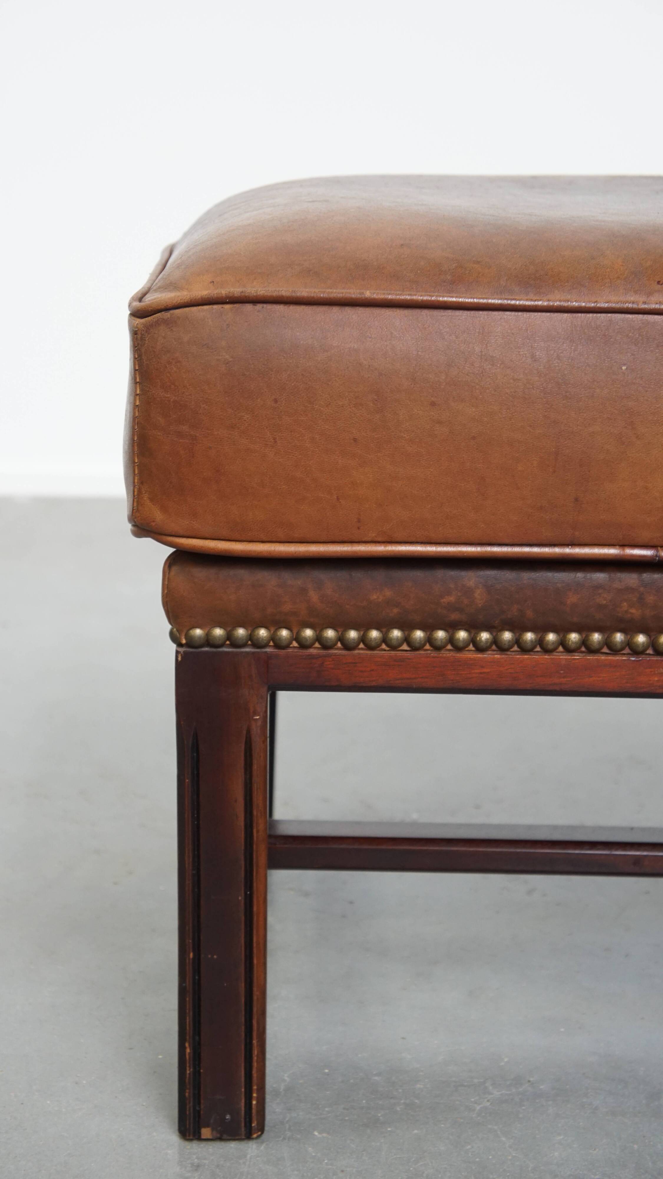Pouf en cuir de mouton avec cadre en bois