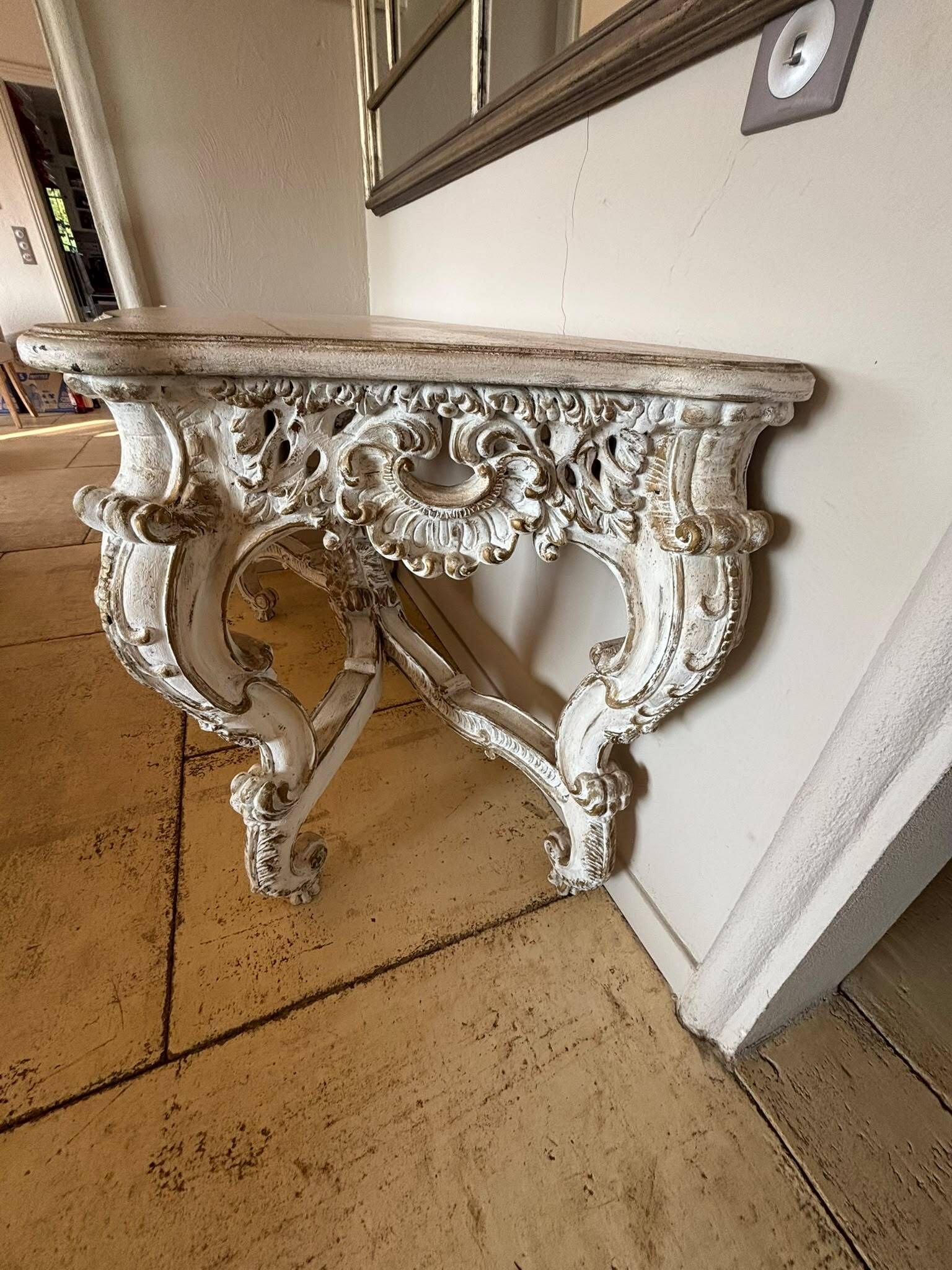 Console en bois sculpté blanc