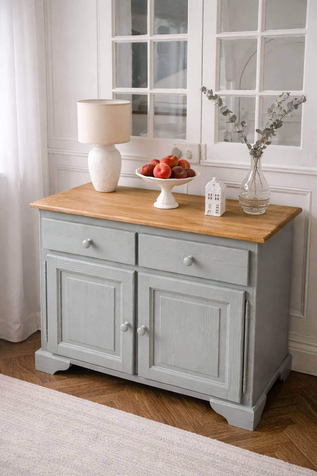 Compact buffet re-enchanted in grey-green, wooden top.