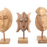 Six masques Africains soclés à poser en bois, années 70