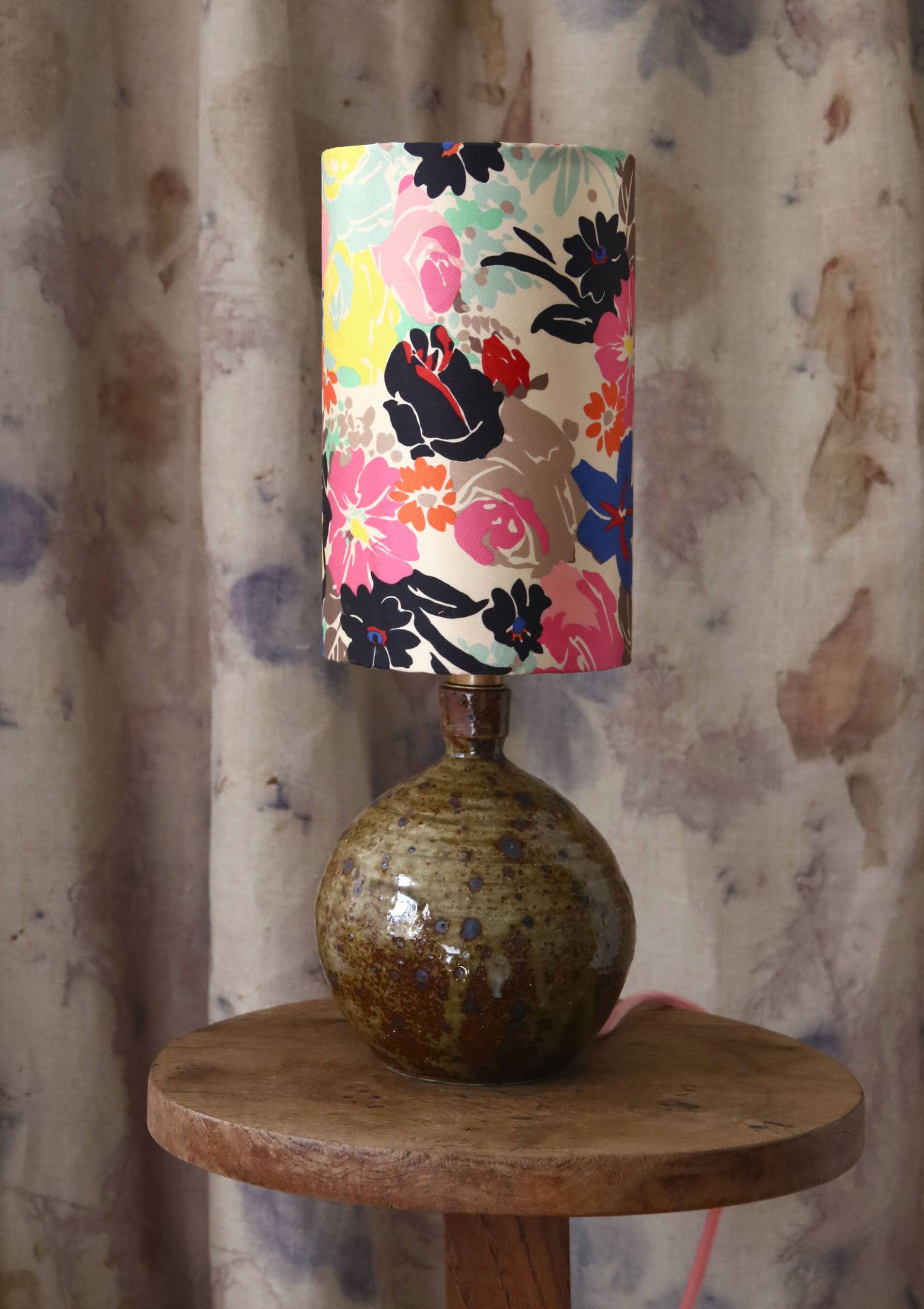 Lampe à poser en grès chamotté et abat jour en soie liberty