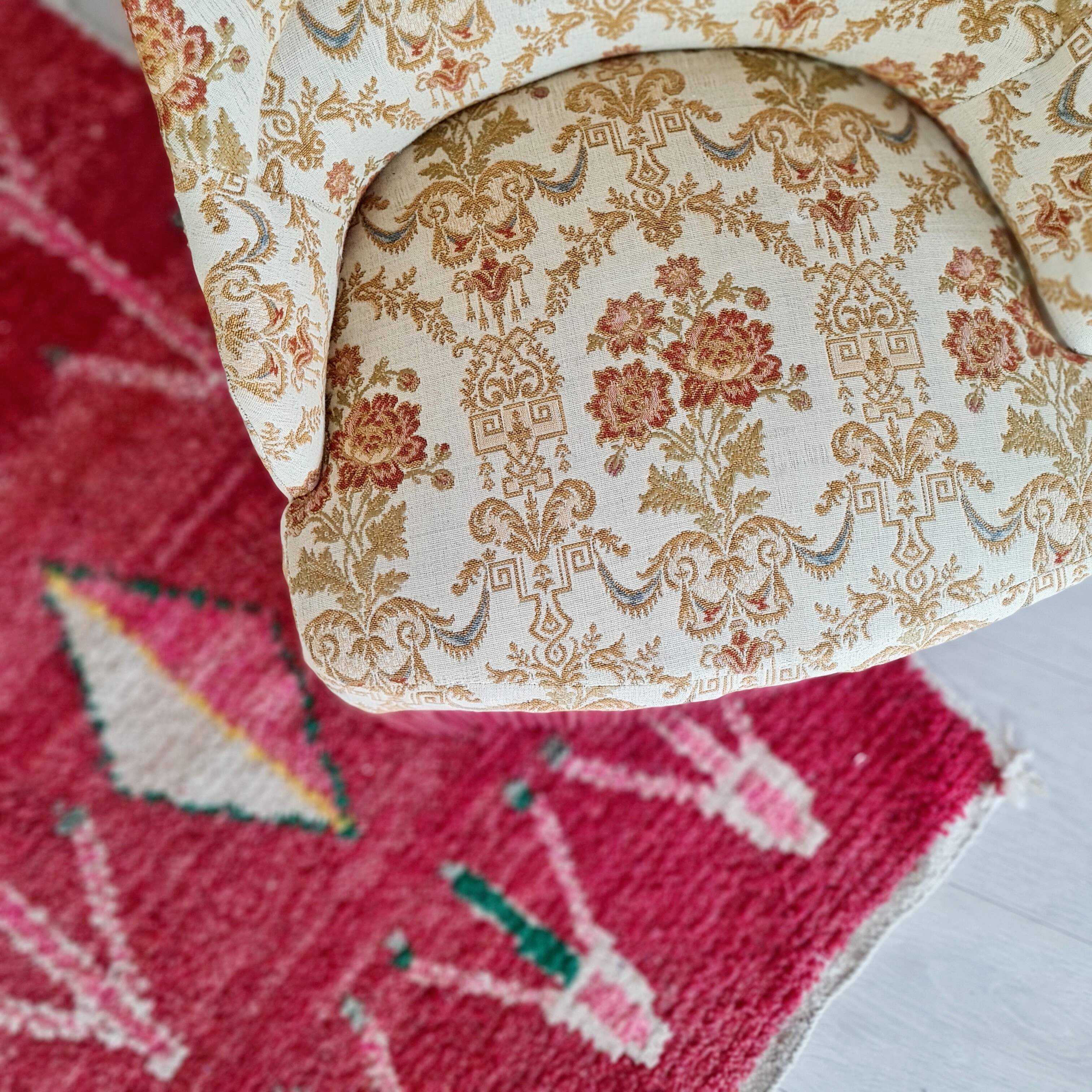 Beige toad armchair with floral patterns and red fringes