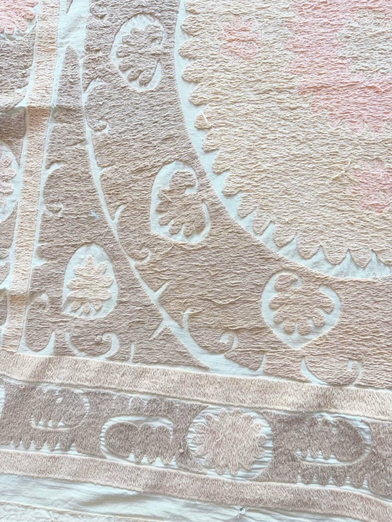 Nappe brodée à la main vintage 127x137 cm
