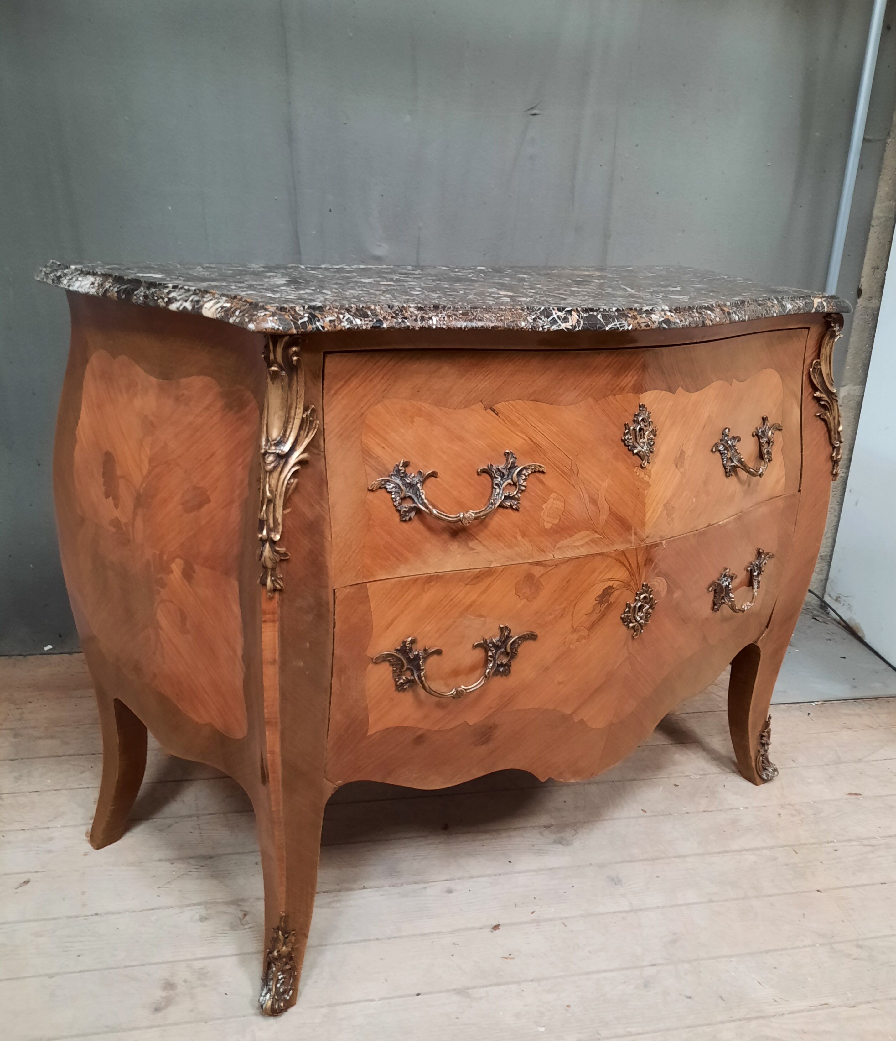 Commode en marquetterie style Louis XVI