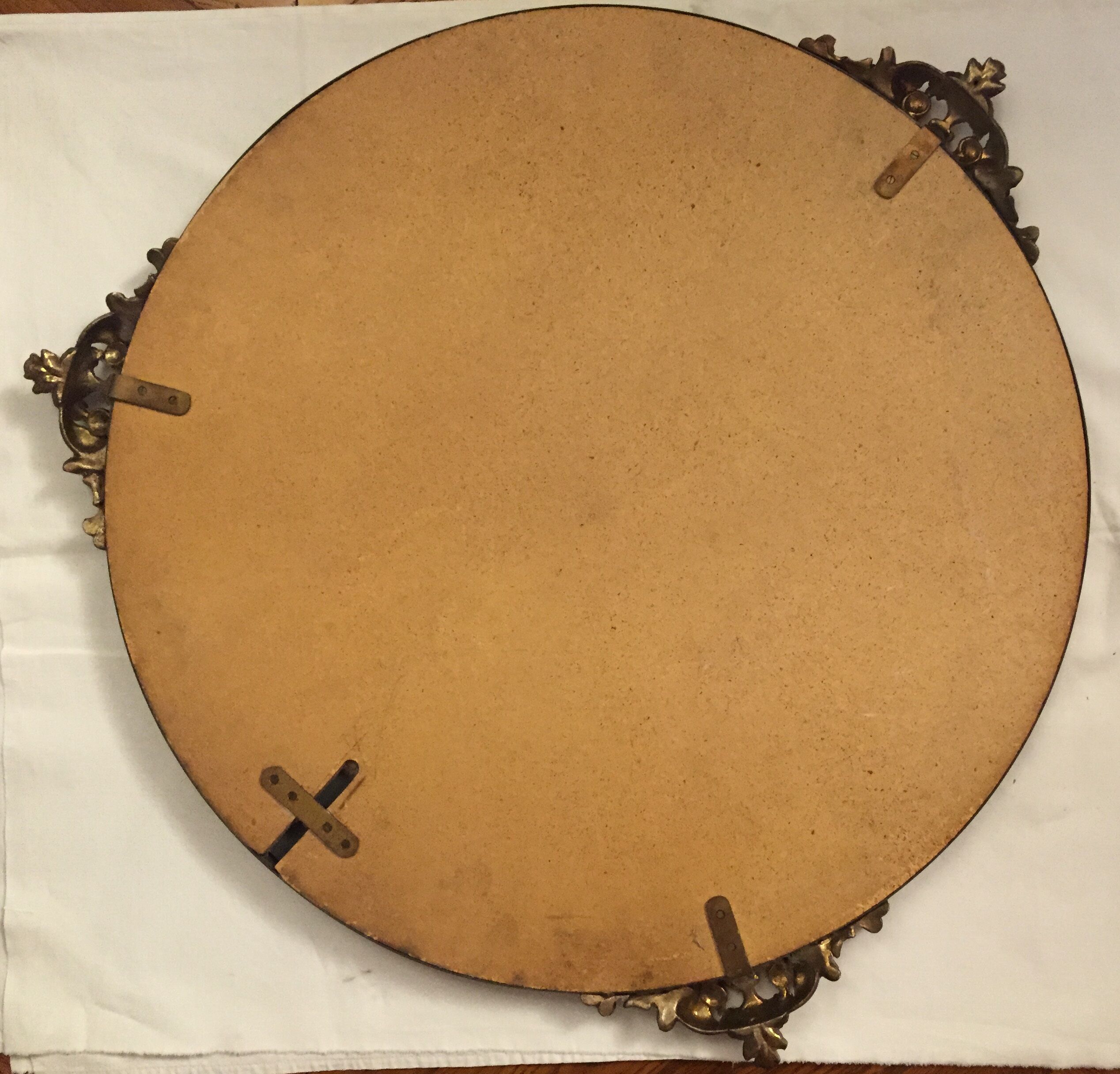 Round mirror in bronze 60x60cm