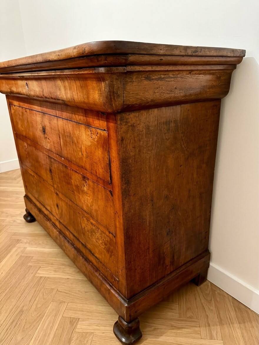 Antique solid wood chest of drawers with drawers and key.