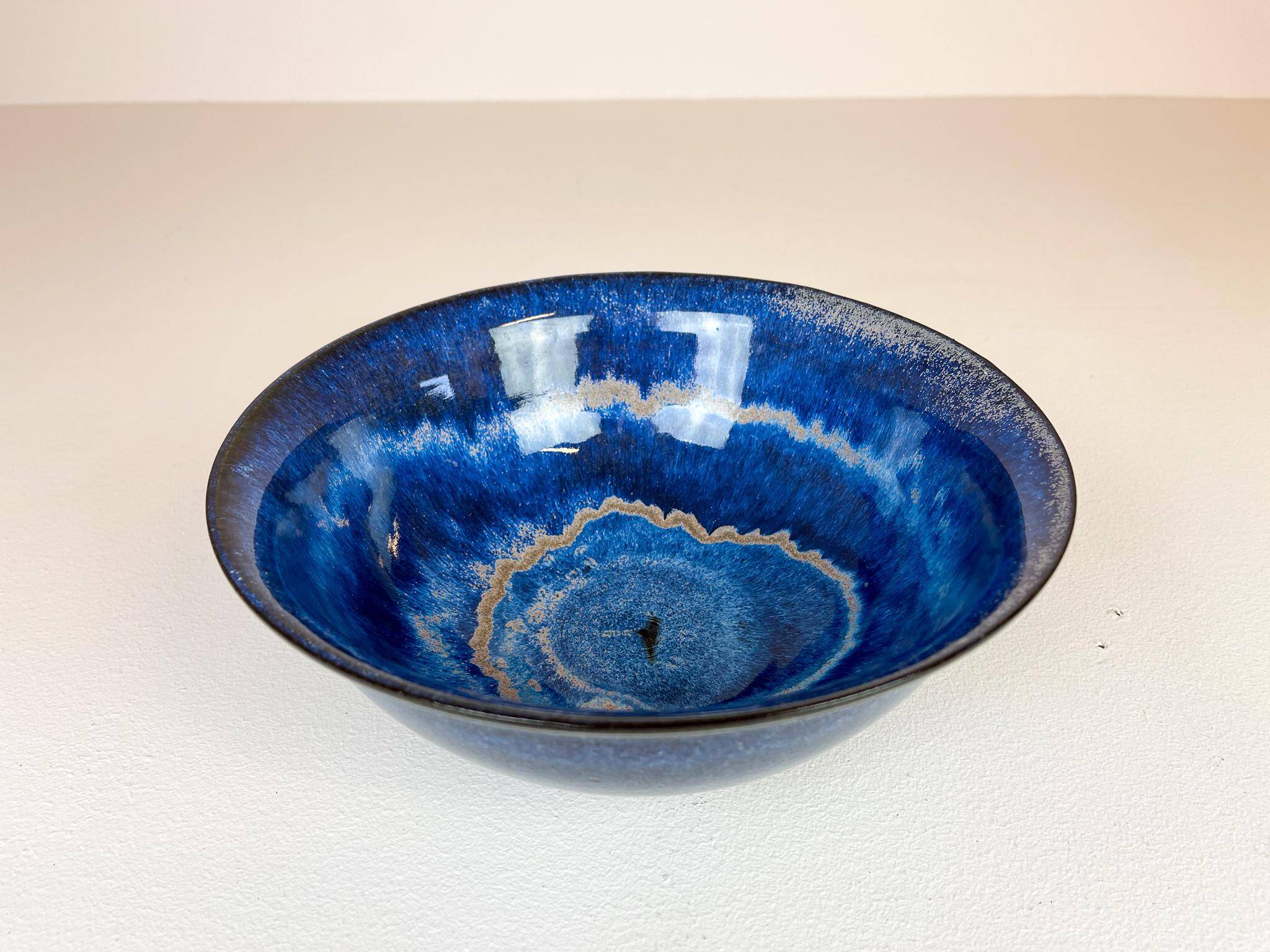 Modernist ceramic bowl by Carl-Harry Stålhane, Design Huset, Sweden.