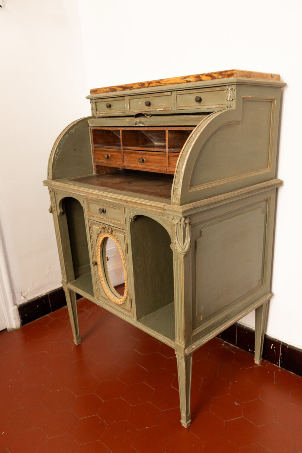 Secretary desk happiness of the day with a cylinder.