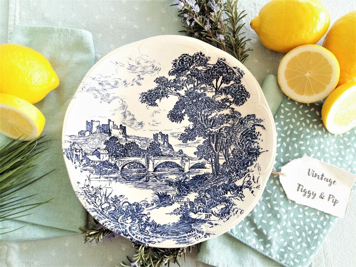 Huit assiettes bleues et blanches dépareillées