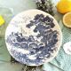 Huit assiettes bleues et blanches dépareillées