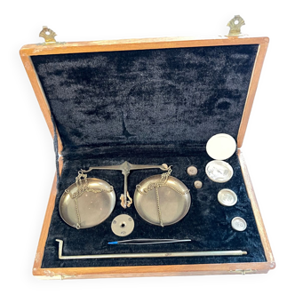 Trebuchet jeweler's scale